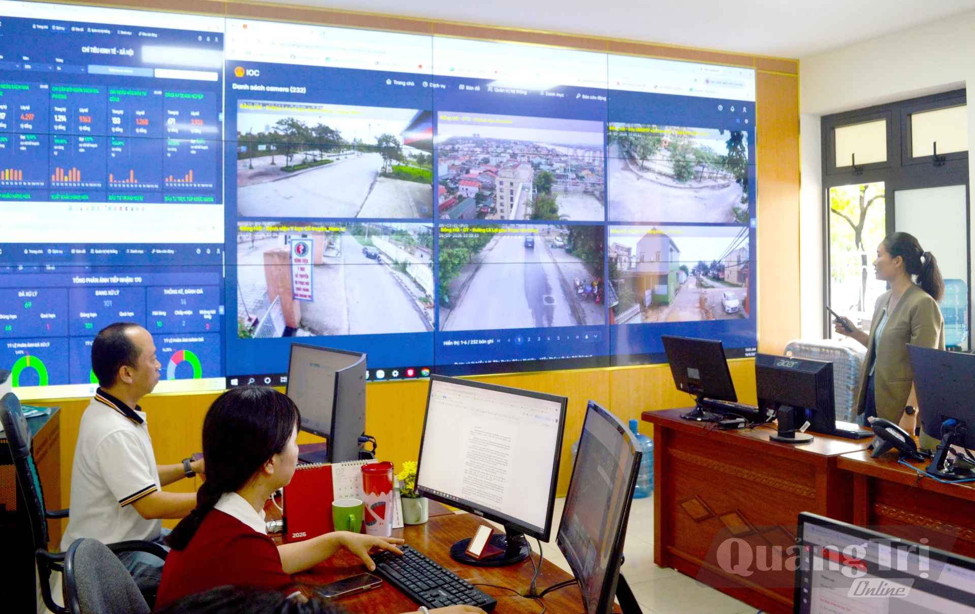 Hoạt động tại Trung tâm Giám sát, điều hành thông minh tỉnh - Ảnh: M.L