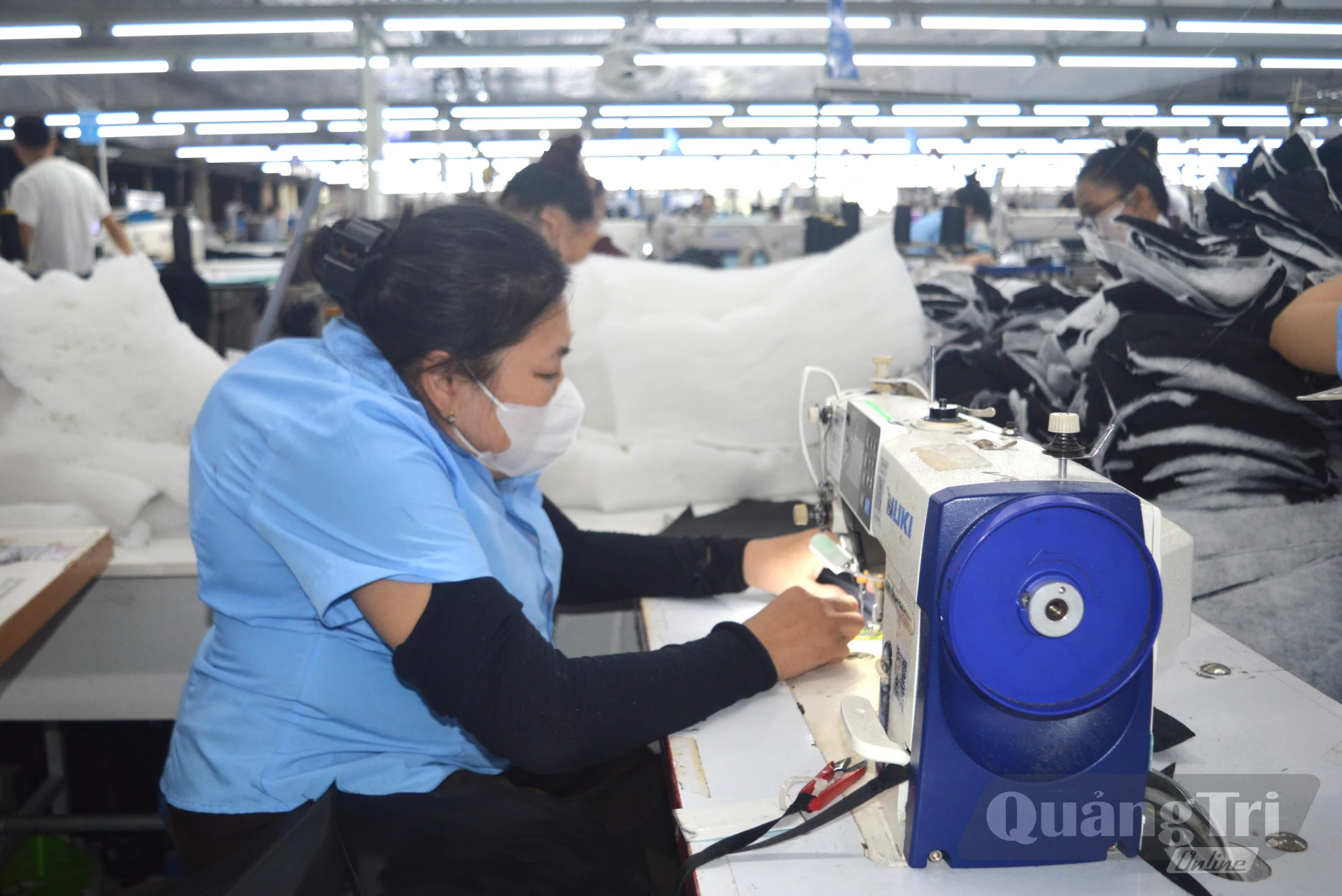 Dù cột sống bị lệch, chị Phan Thị Sen vẫn miệt mài với công việc mỗi khi đến nhà máy - Ảnh: M.L