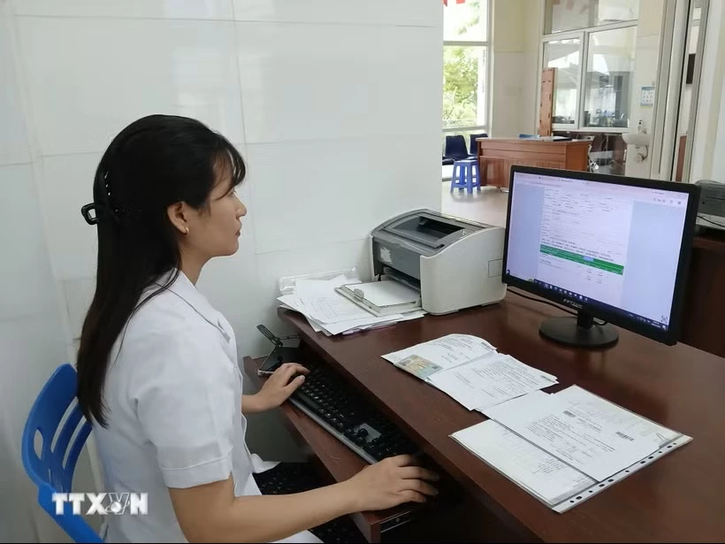 Hệ thống thông tin báo cáo của Bộ Y tế thu thập, tổng hợp và cung cấp số liệu báo cáo theo quy định, được triển khai trên toàn quốc, từ cấp xã, cấp tỉnh đến cấp Trung ương. (Ảnh: TTXVN)