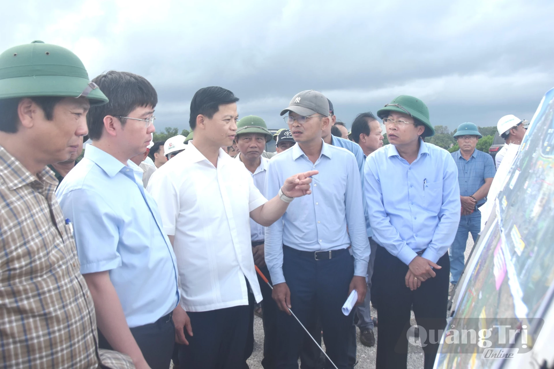 Đồng chí Vương Quốc Tuấn, Bí thư Tỉnh ủy nghe báo cáo tiến độ Dự án Đường ven biển kết nối Hành lang kinh tế Đông - Tây (giai đoạn 1) - Ảnh: Đ.V