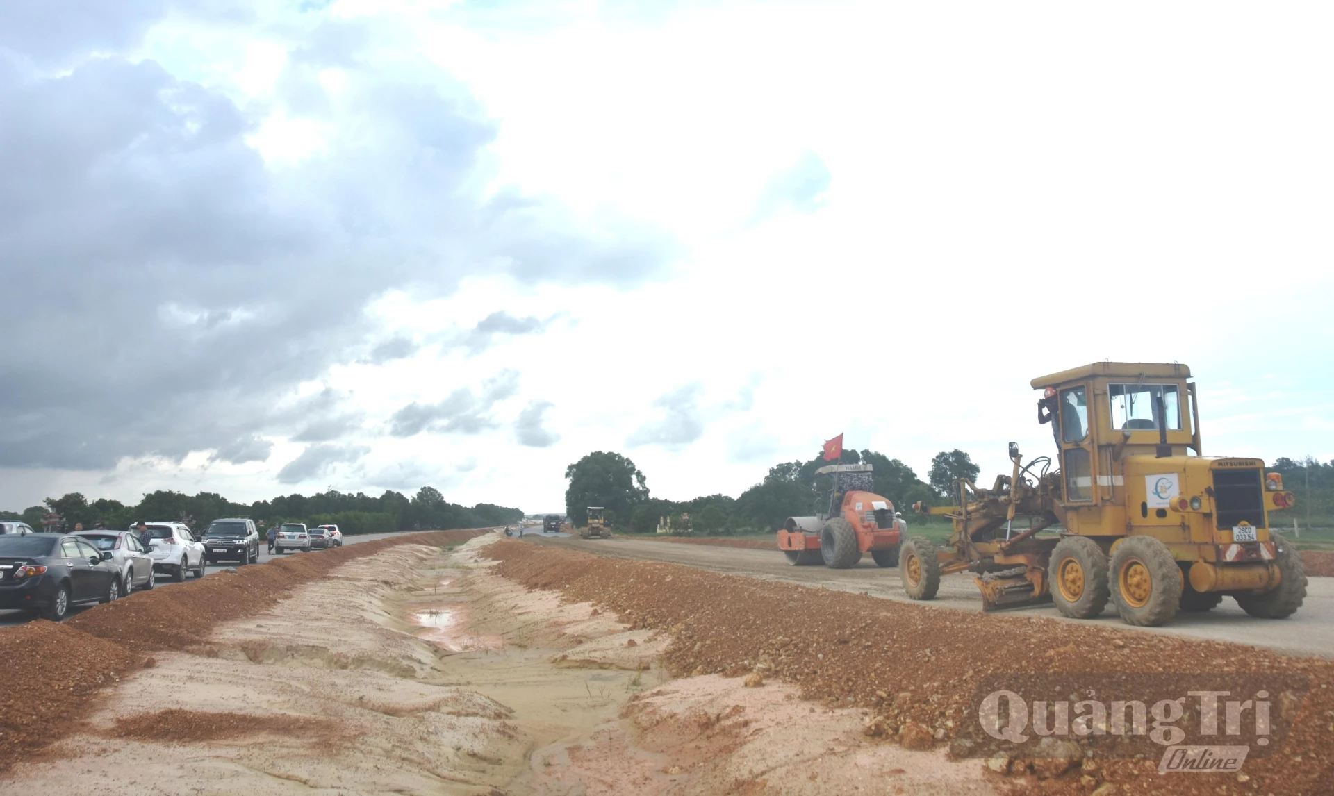 Dự án Đường ven biển kết nối Hành lang kinh tế Đông - Tây (giai đoạn 1) đang được thi công - Ảnh: Đ.V