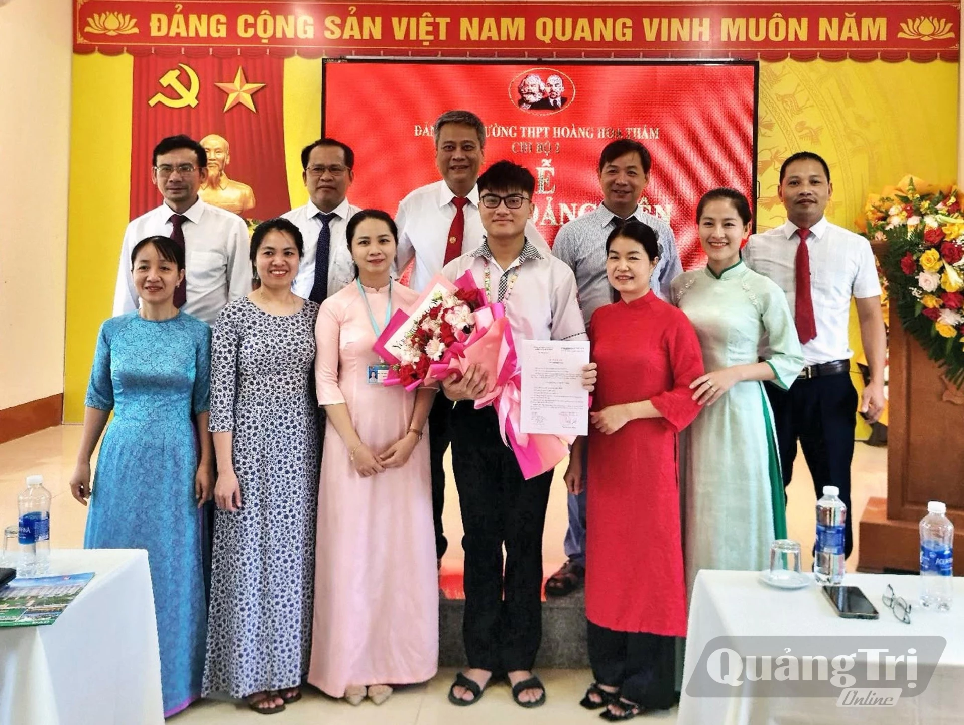 Lễ kết nạp đảng viên tuổi 18 tại Trường THPT Hoàng Hoa Thám - Ảnh: L.Chi