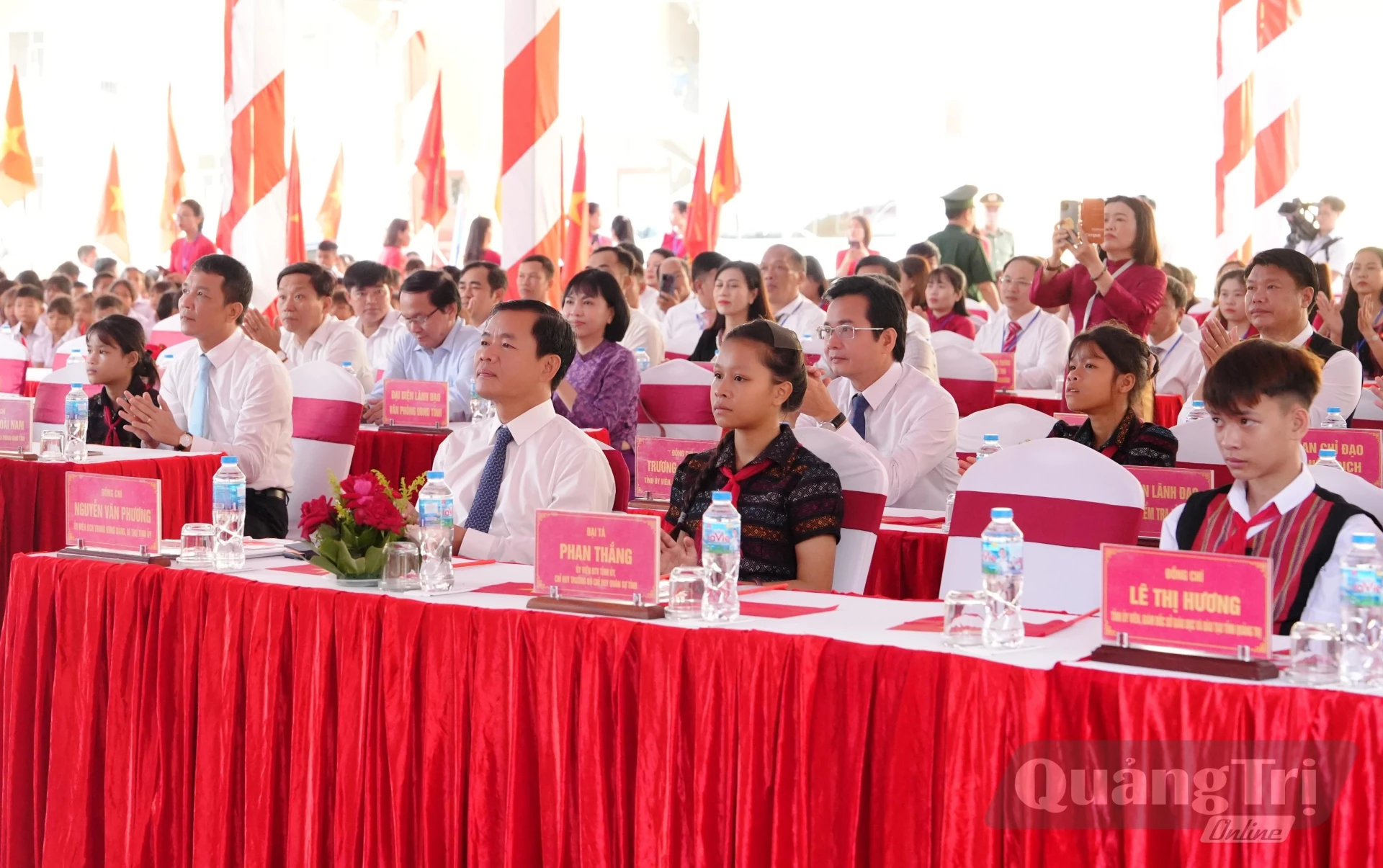 Các đại biểu tham dự buổi lễ - Ảnh: Đ.V