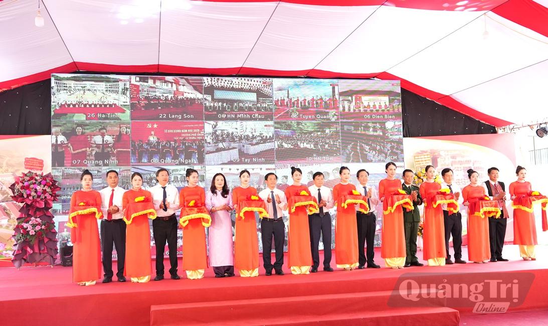 Các đồng chí lãnh đạo tỉnh và đại biểu cắt băng khánh thành Trường phổ thông nội trú TH&THCS Đakrông - Ảnh: Đ.V