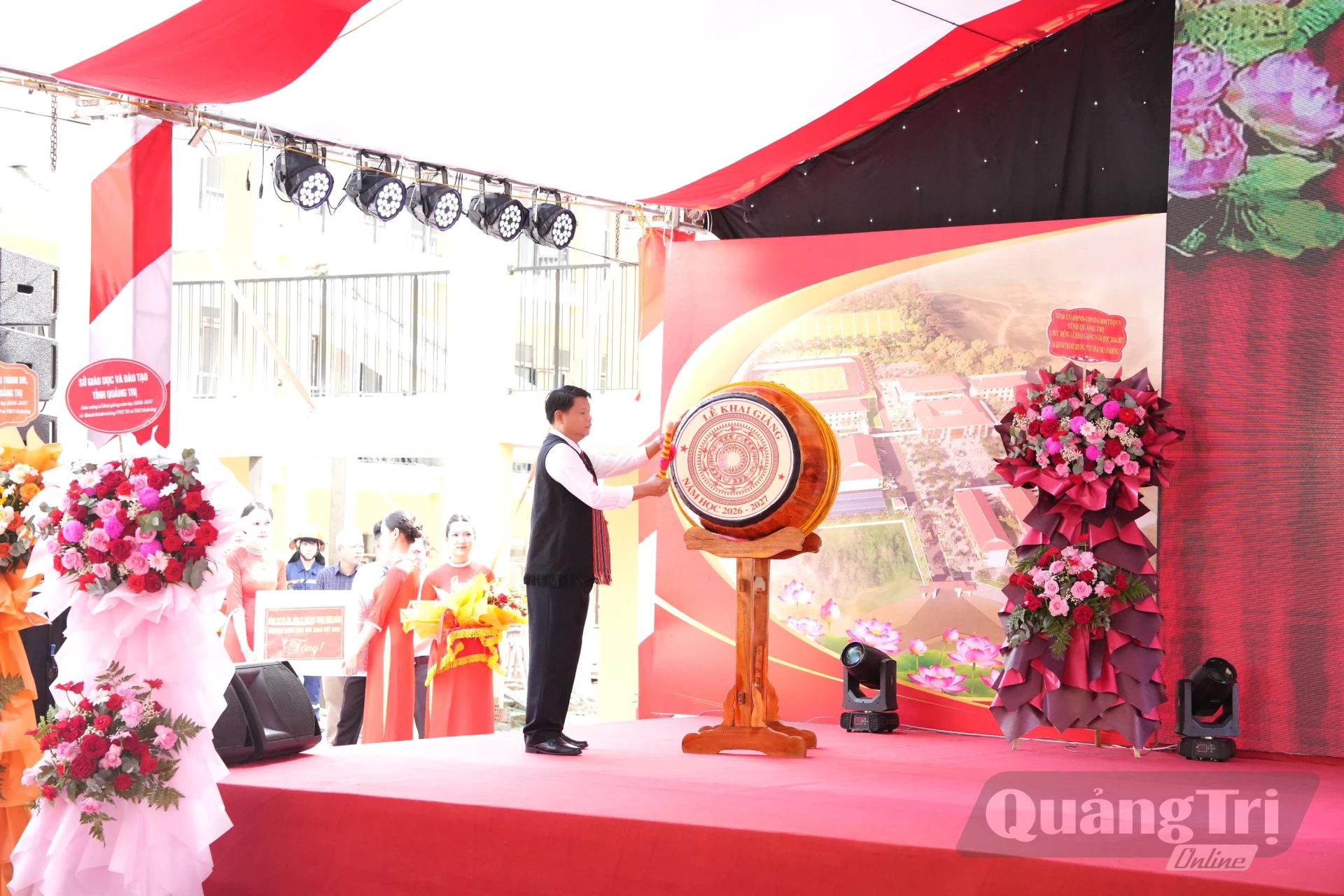 Hiệu trưởng Trường phổ thông nội trú TH&THCS Đakrông thực hiện nghi thức đánh trống khai giảng năm học 2026 – 2027 - Ảnh: Đ.V