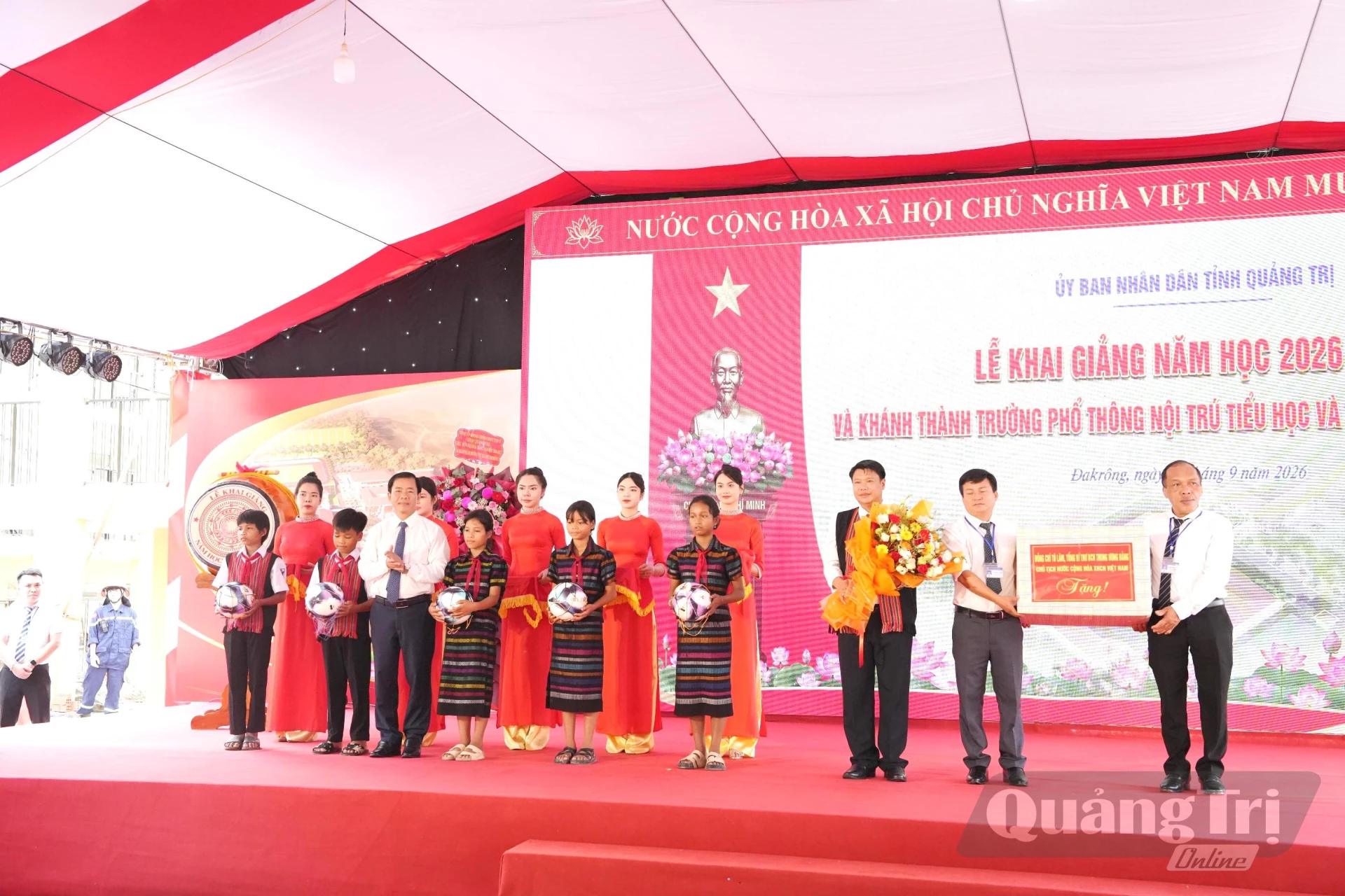 Đồng chí Nguyễn Văn Phương, Bí thư Tỉnh ủy trao quà của Tổng Bí thư, Chủ tịch nước cho thầy trò Trường phổ thông nội trú TH&THCS Đakrông, xã Đakrông - Ảnh: Đ.V