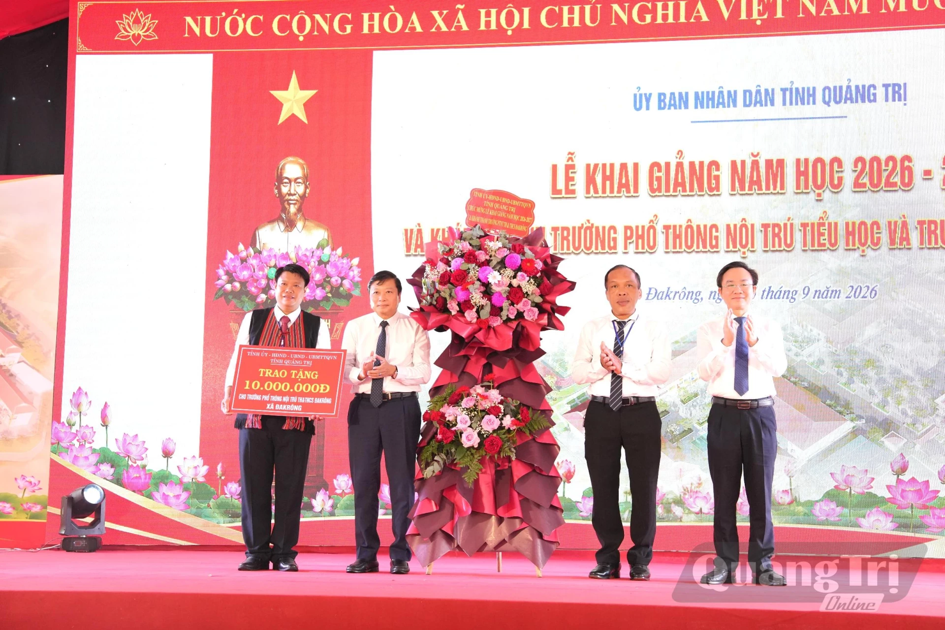 Đồng chí Lê Hồng Vinh, Chủ tịch UBND tỉnh trao tặng quà của Tỉnh ủy, HĐND, UBND, Ủy ban Mặt trận Tổ quốc Việt Nam tỉnh cho Trường phổ thông nội trú TH&THCS Đakrông nhân dịp năm học mới - Ảnh: Đ.V