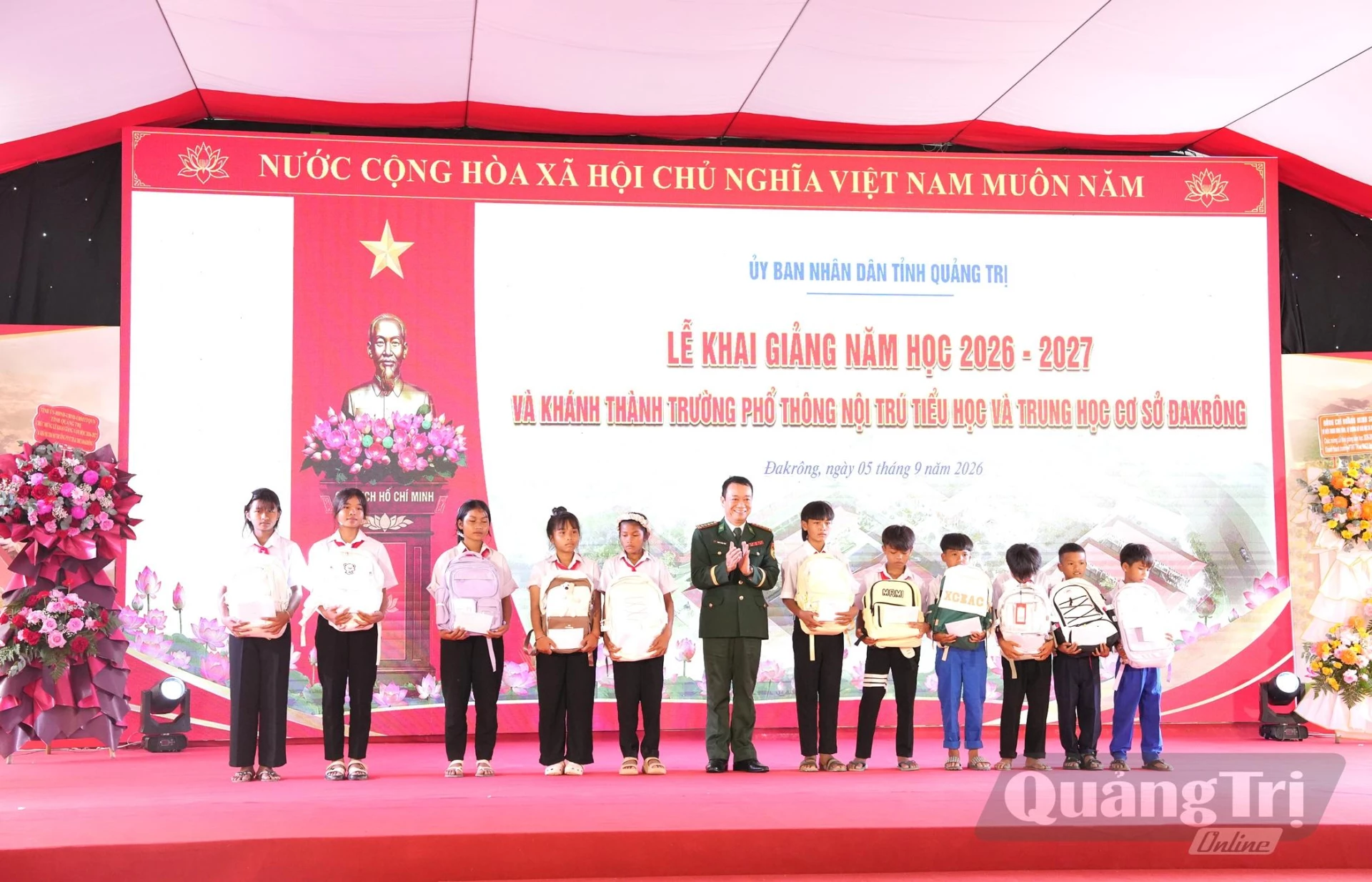 Ban Chỉ huy Bộ đội Biên phòng tỉnh trao quà cho các em học sinh Trường phổ thông nội trú TH&THCS Đakrông - Ảnh: Đ.V