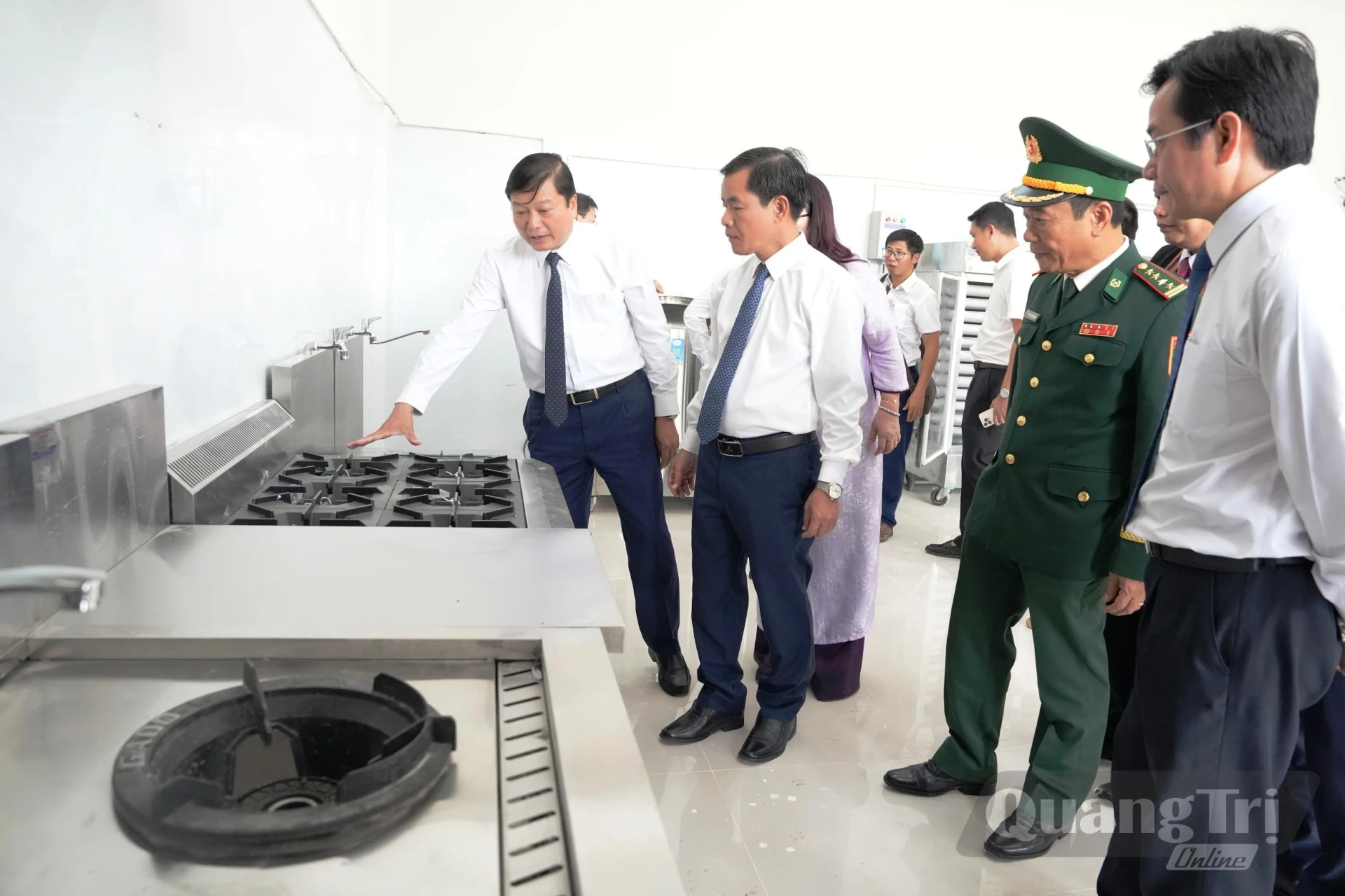 Các đồng chí lãnh đạo tỉnh và đại biểu tham quan, kiểm tra thực tế việc vận hành sinh hoạt nội trú của học sinh nhà trường - Ảnh: Đ.V