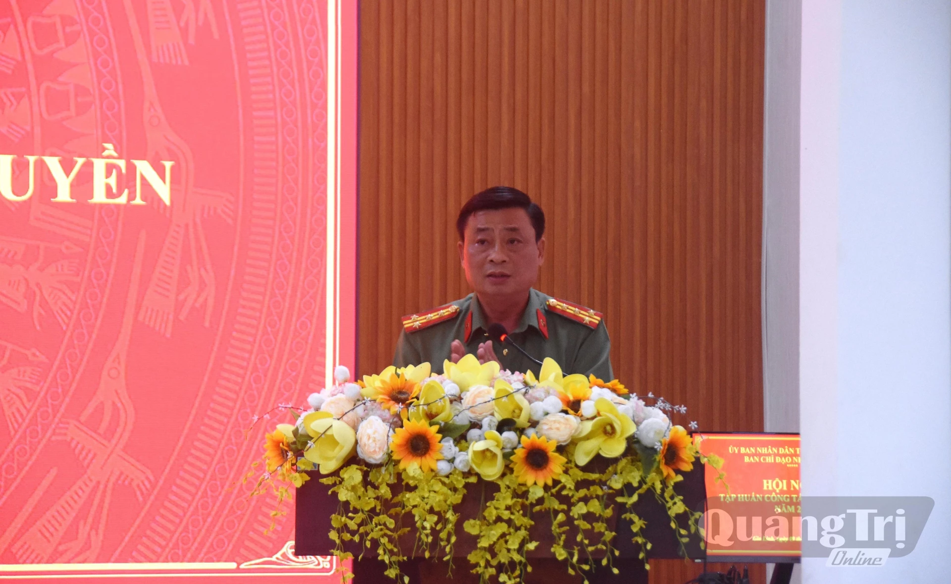 Đồng chí Đại tá Lê Văn Hóa, Phó Giám đốc Công an tỉnh phát biểu tại hội nghị - Ảnh: Đ.V