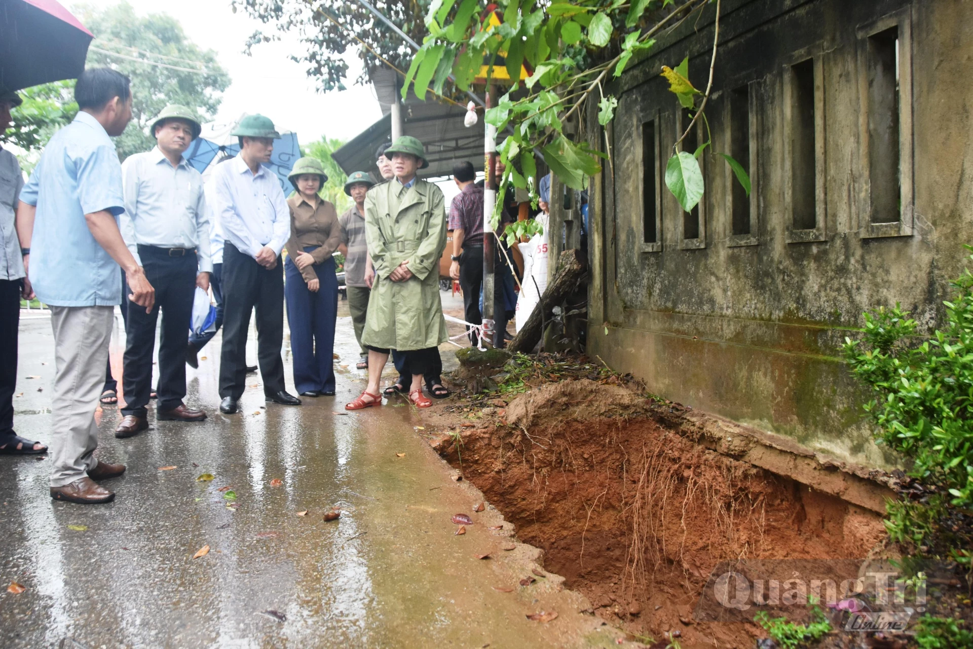 Đồng chí Lê Văn Bảo, Phó Chủ tịch UBND tỉnh kiểm tra hiện trường hố sụt lún ở tuyến đường liên xã An Mỹ - Bản Chùa thuộc thôn An Truyền, xã Hiếu Giang - Ảnh: Đ.V