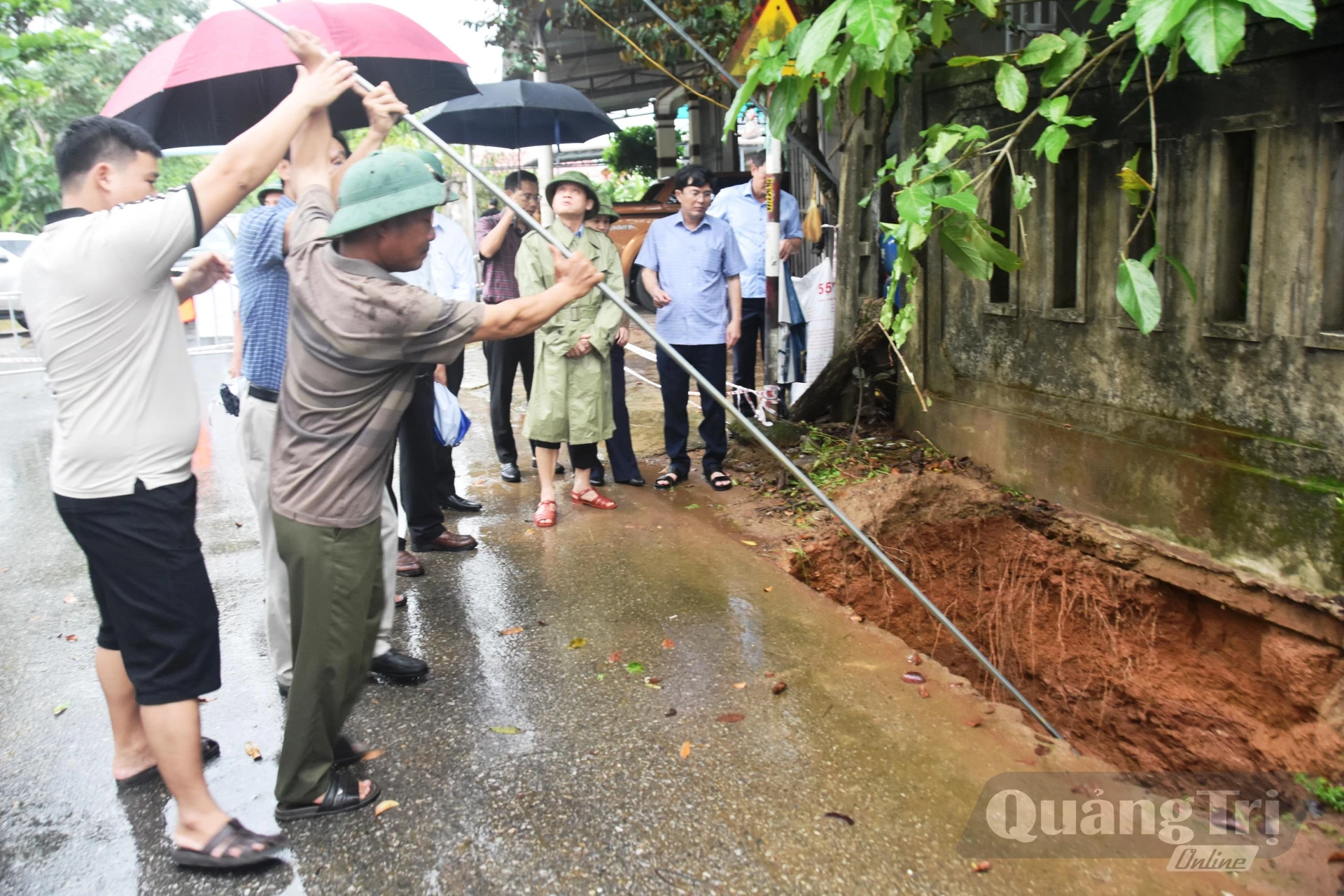 Hố sụt tại thời điểm kiểm tra có độ sâu 17,6m - Ảnh: Đ.V

