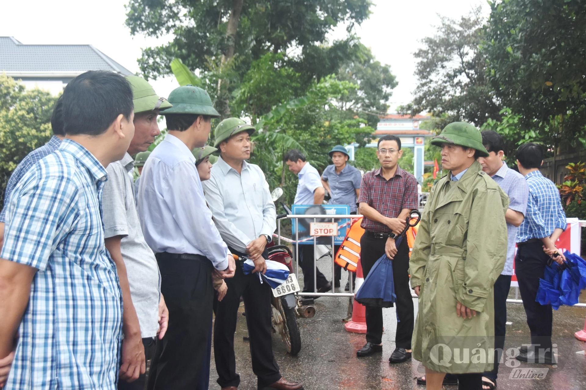 Đồng chí Lê Văn Bảo, Phó Chủ tịch UBND tỉnh kiểm tra hiện trường hố sụt lún ở tuyến đường liên xã An Mỹ - Bản Chùa thuộc thôn An Truyền, xã Hiếu Giang - Ảnh: Đ.V