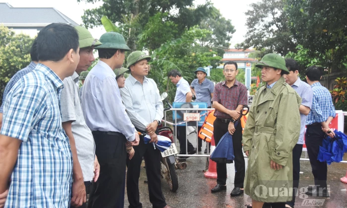 Đồng chí Phó Chủ tịch UBND tỉnh Lê Văn Bảo kiểm tra hố sụt lún tại xã Hiếu Giang
