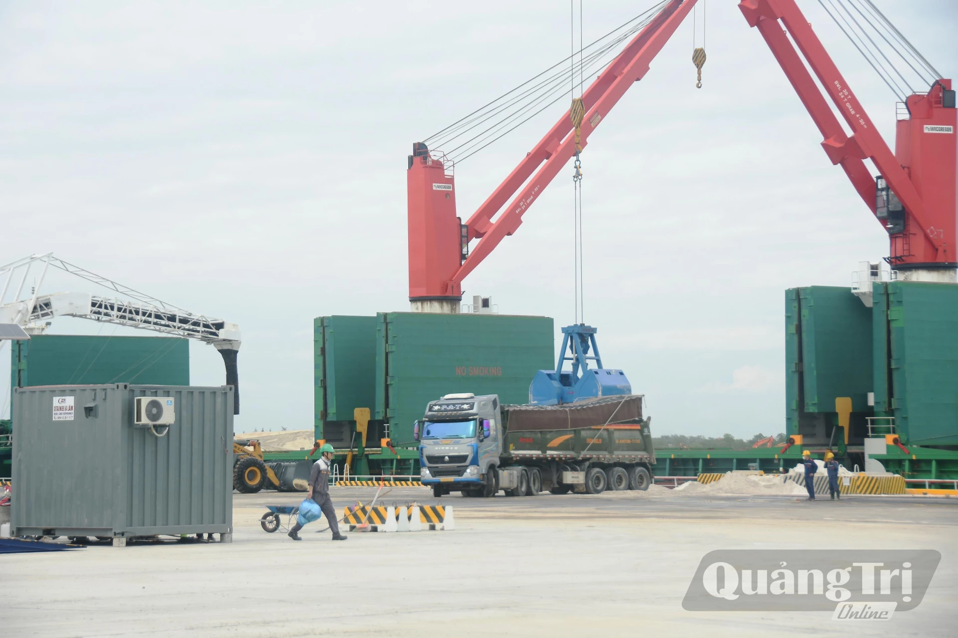 Trên công trường Dự án Khu bến cảng quốc tế Mỹ Thủy - Ảnh: Đ.V

