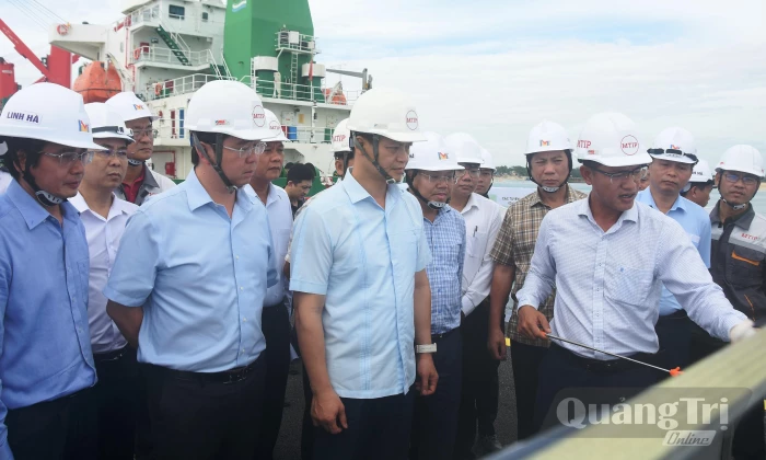 Bí thư Tỉnh ủy, Chủ tịch UBND tỉnh và các lãnh đạo tỉnh kiểm tra tiến độ thi công Khu bến cảng quốc tế Mỹ Thủy và các dự án trọng điểm