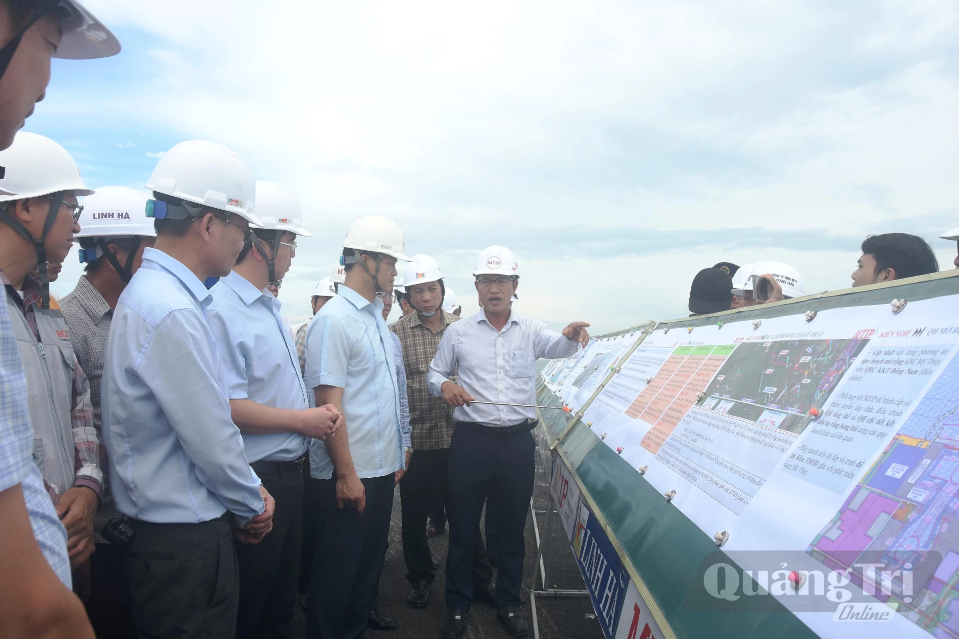 Đồng chí Vương Quốc Tuấn, Bí thư Tỉnh ủy nghe Ban Quản lý Khu kinh tế tỉnh phối hợp Công ty cổ phần liên danh Cảng quốc tế Mỹ Thủy (MTIP) báo cáo tiến độ và những đề xuất, kiến nghị - Ảnh: Đ.V