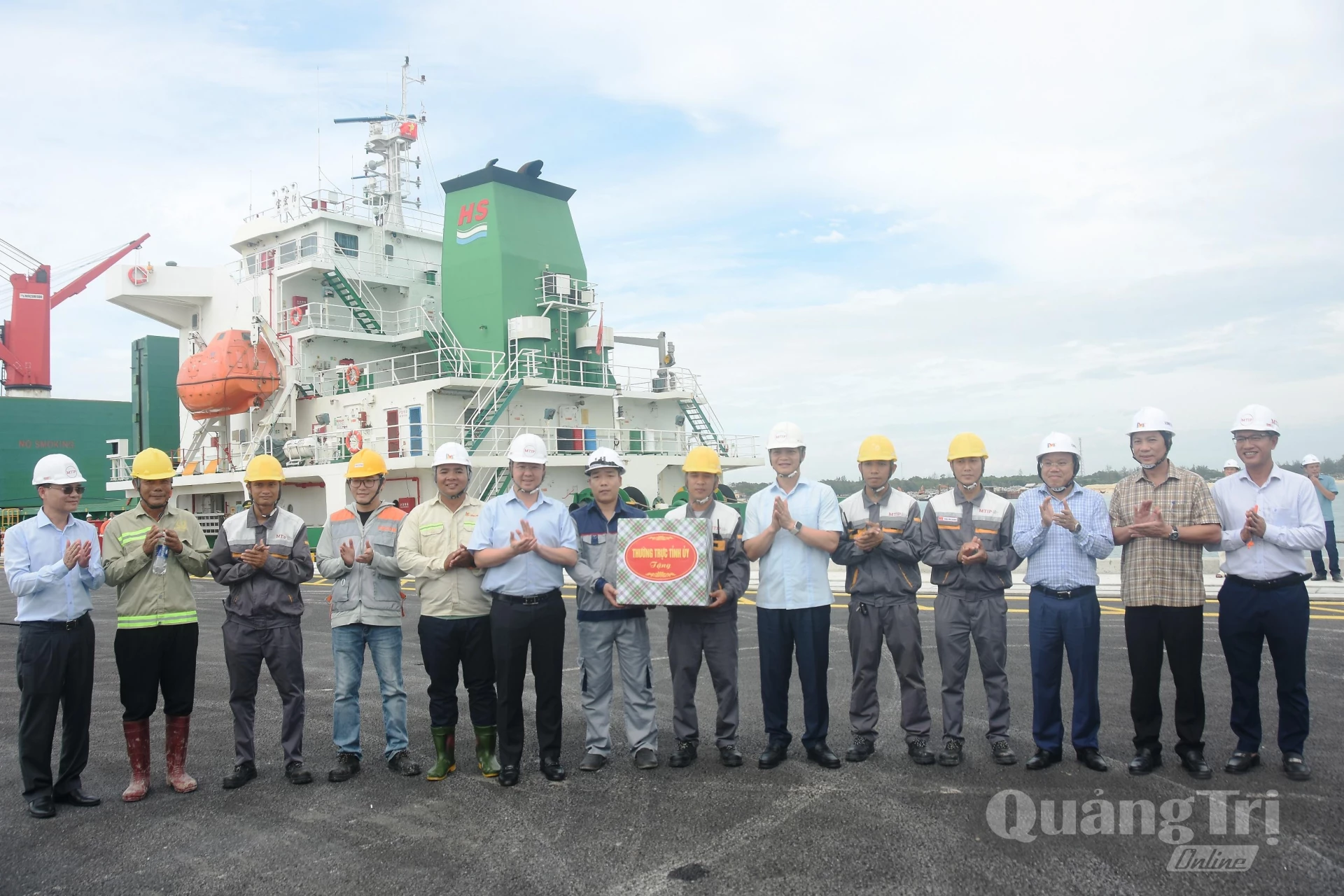 Đồng chí Vương Quốc Tuấn, Bí thư Tỉnh ủy trao quà cho cán bộ, nhân viên thi công tại công trường dự án Dự án đầu tư xây dựng Khu bến cảng quốc tế Mỹ Thủy - Ảnh: Đ.V