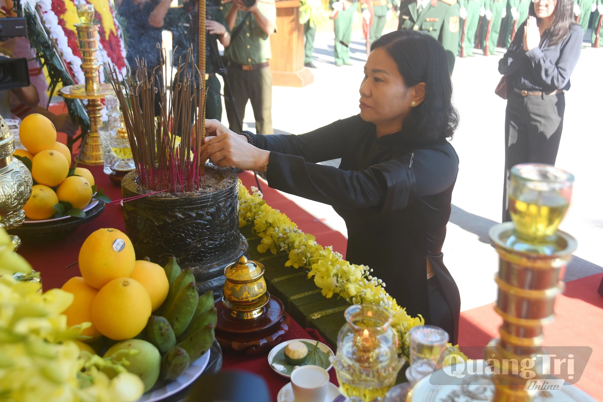 Đồng chí Nguyễn Thị Tuyến, Ủy viên Trung ương Đảng, Phó Bí thư Đảng ủy Chính phủ thành kính dâng hương - Ảnh: Đ.V