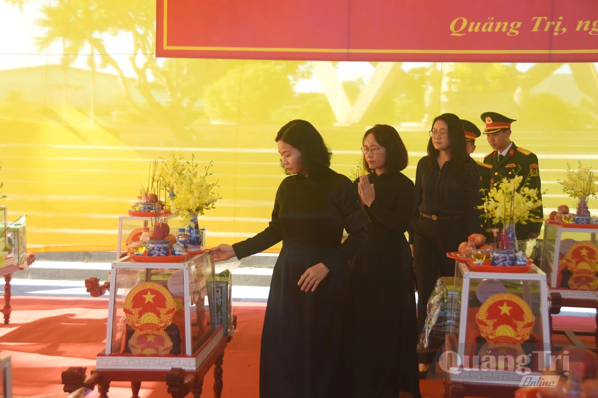Các đại biểu bày tỏ lòng tri ân sâu sắc đối với các anh hùng liệt sĩ - Ảnh: Đ.V