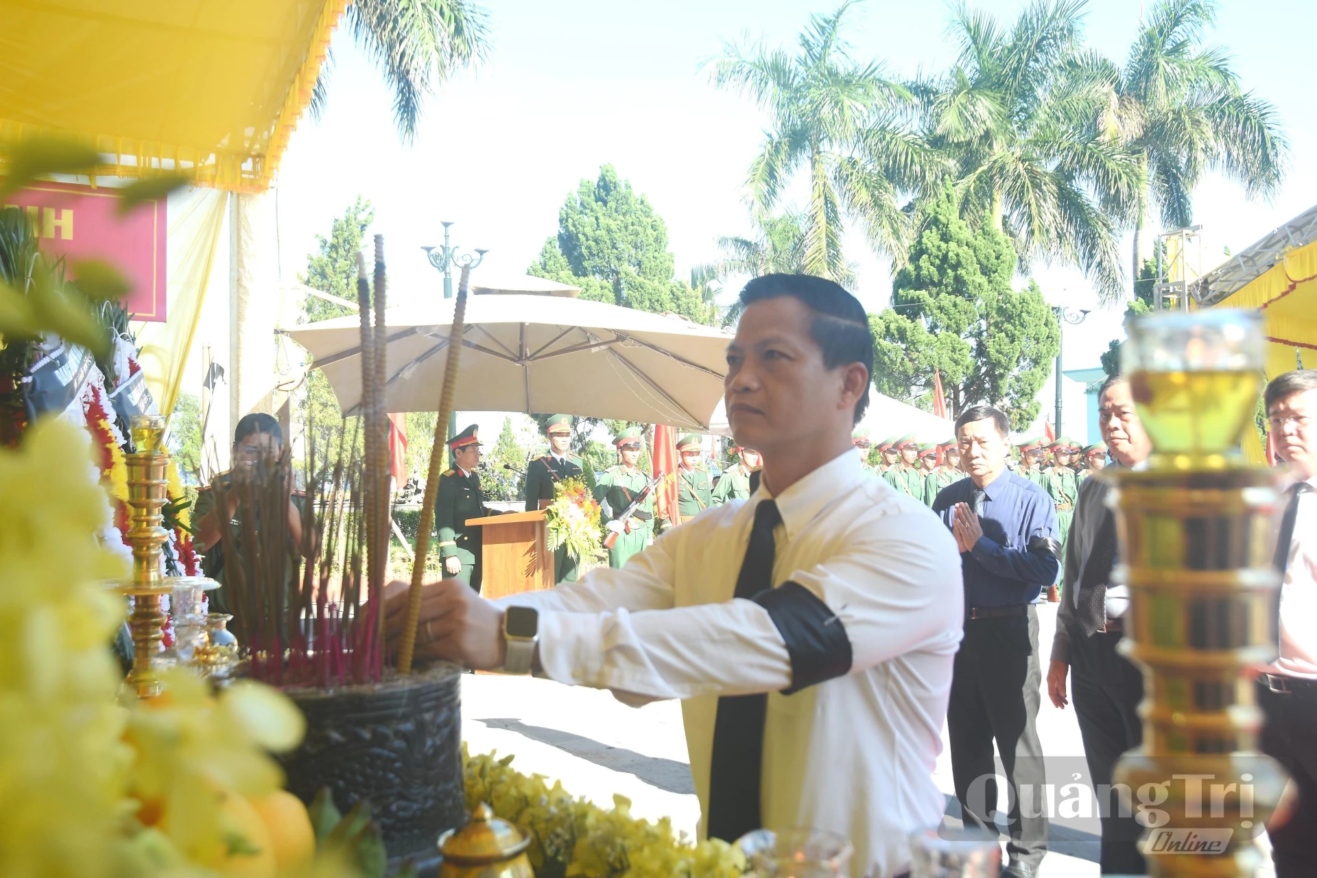 Đồng chí Vương Quốc Tuấn, Ủy viên Trung ương Đảng, Bí thư Tỉnh ủy Quảng Trị thành kính dâng hương - Ảnh: Đ.V