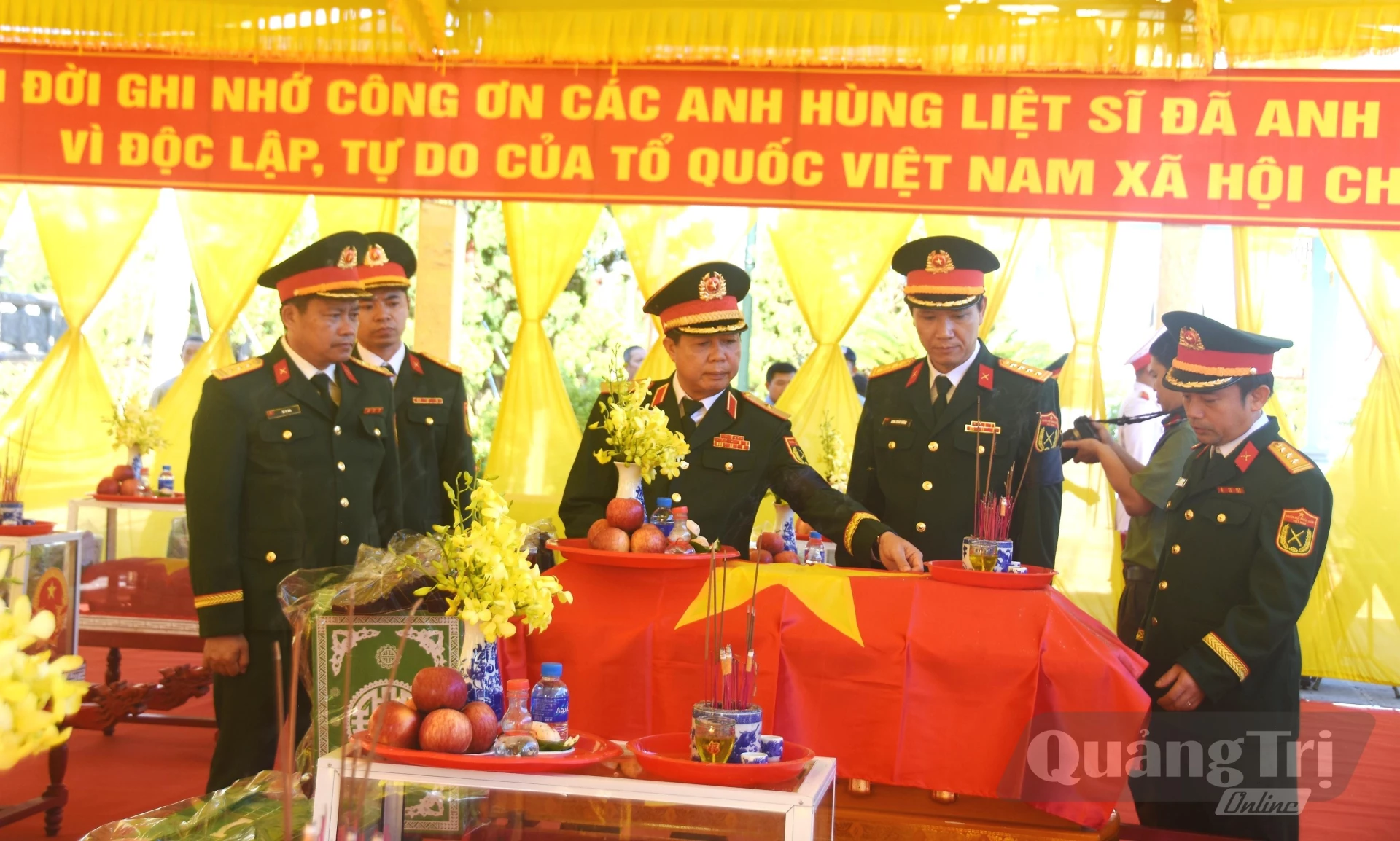 Các đại biểu bày tỏ lòng tri ân sâu sắc đối với các anh hùng liệt sĩ - Ảnh: Đ.V