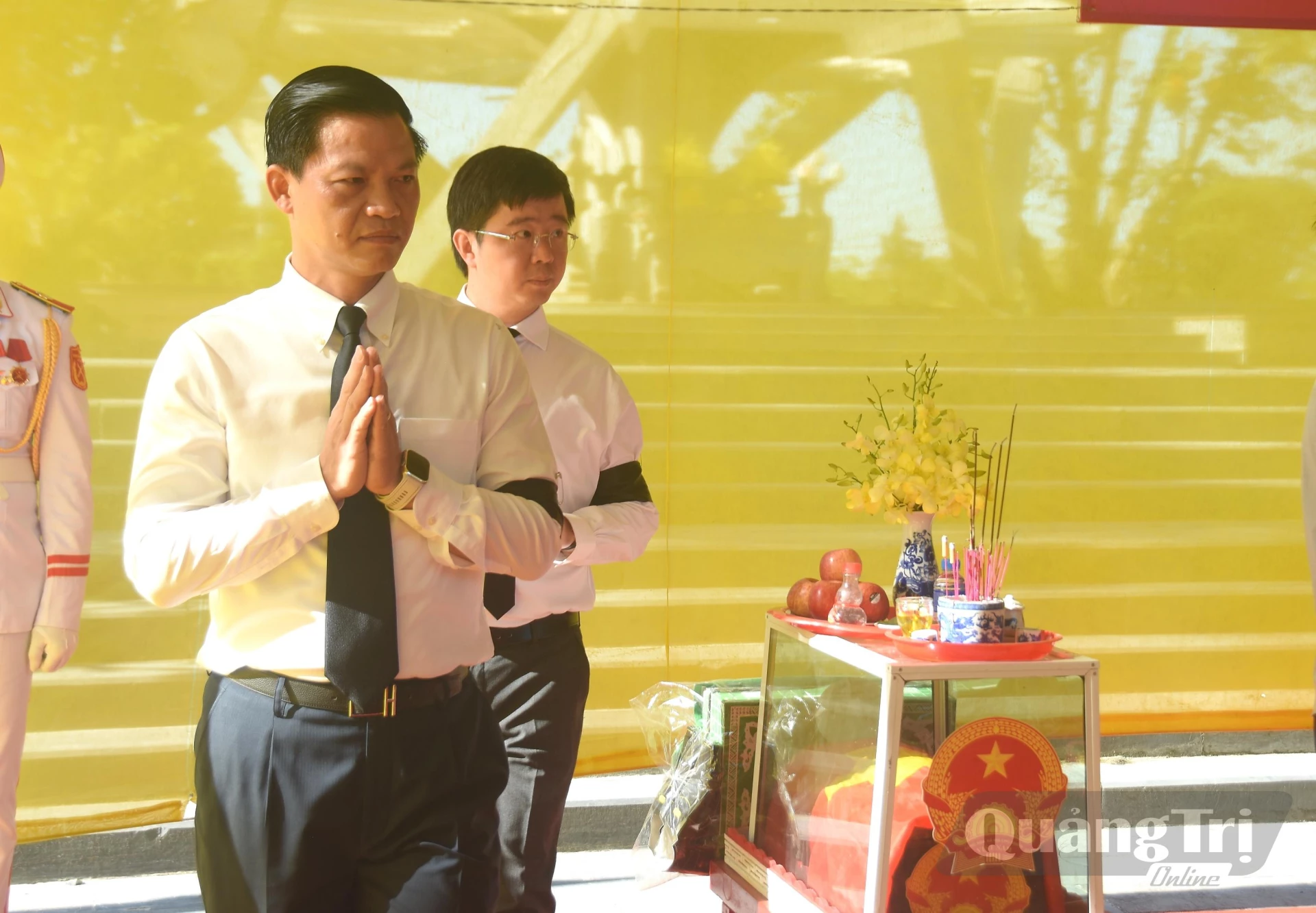 Đồng chí Vương Quốc Tuấn, Ủy viên Trung ương Đảng, Bí thư Tỉnh ủy Quảng Trị và đồng chí Bùi Hoàng Phương, Ủy viên dự khuyết Trung ương Đảng, Phó Bí thư Tỉnh ủy, Chủ tịch UBND tỉnh thành kính tri ân các anh hùng liệt sĩ - Ảnh: Đ.V