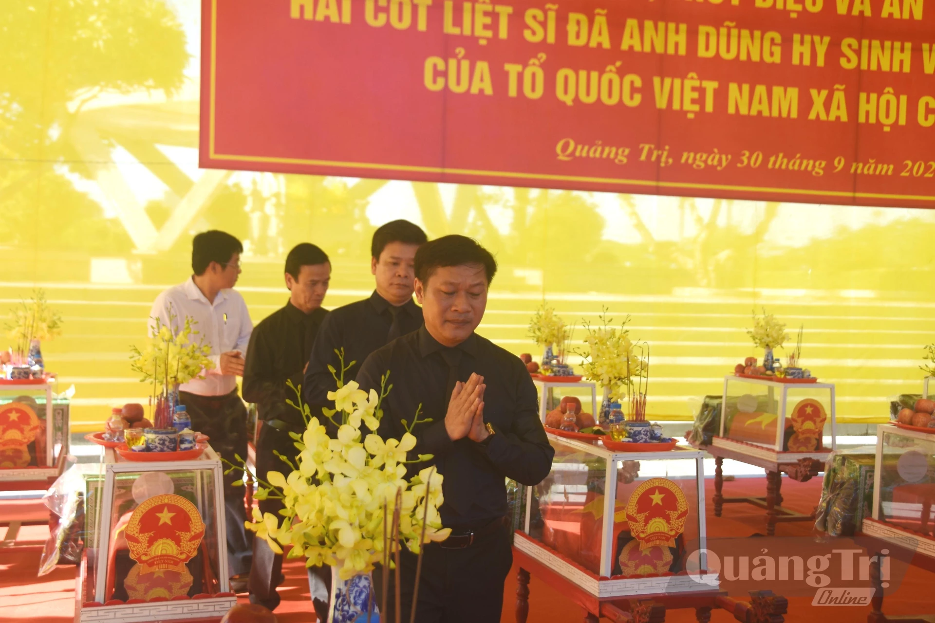 Lãnh đạo phường Quảng Trị tri ân các anh hùng liệt sĩ - Ảnh: Đ.V
