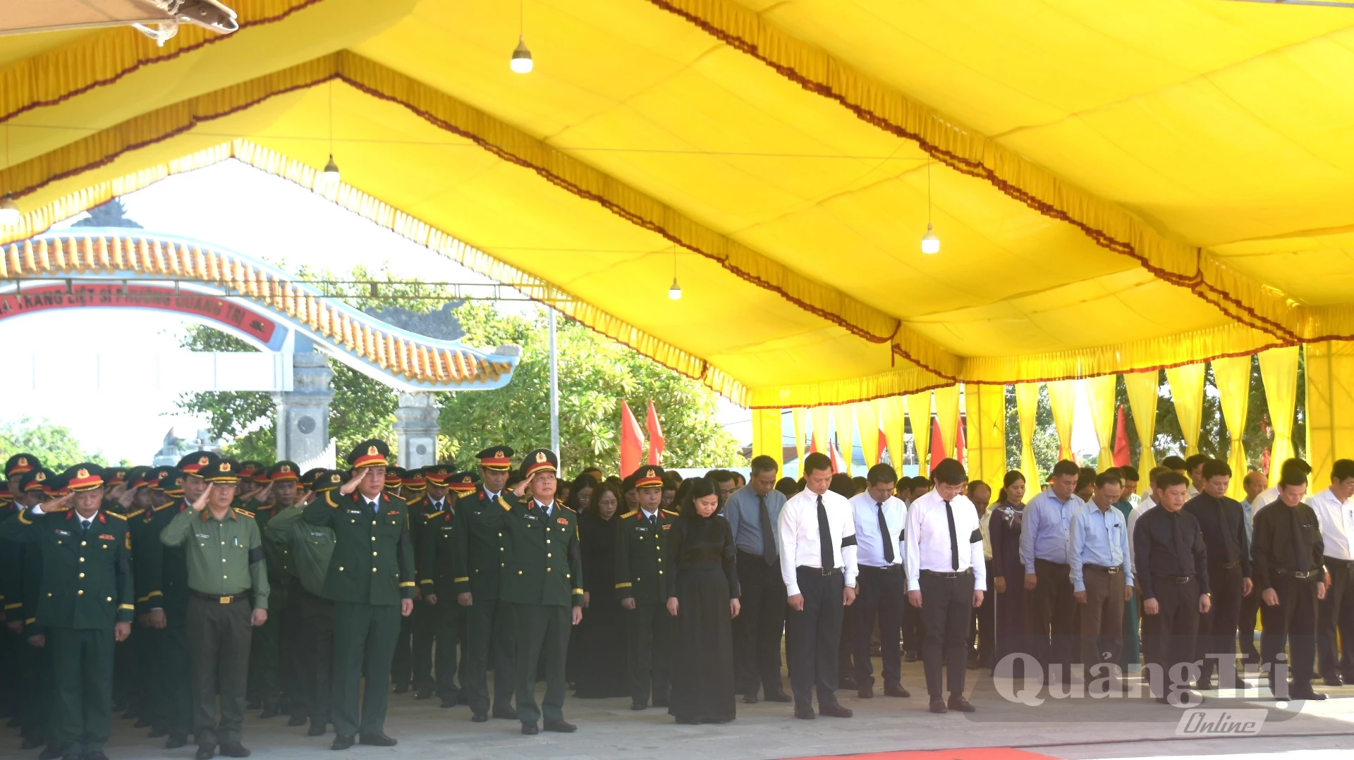Các đại biểu dành phút tưởng niệm tri ân các anh hùng liệt sĩ - Ảnh: Đ.V