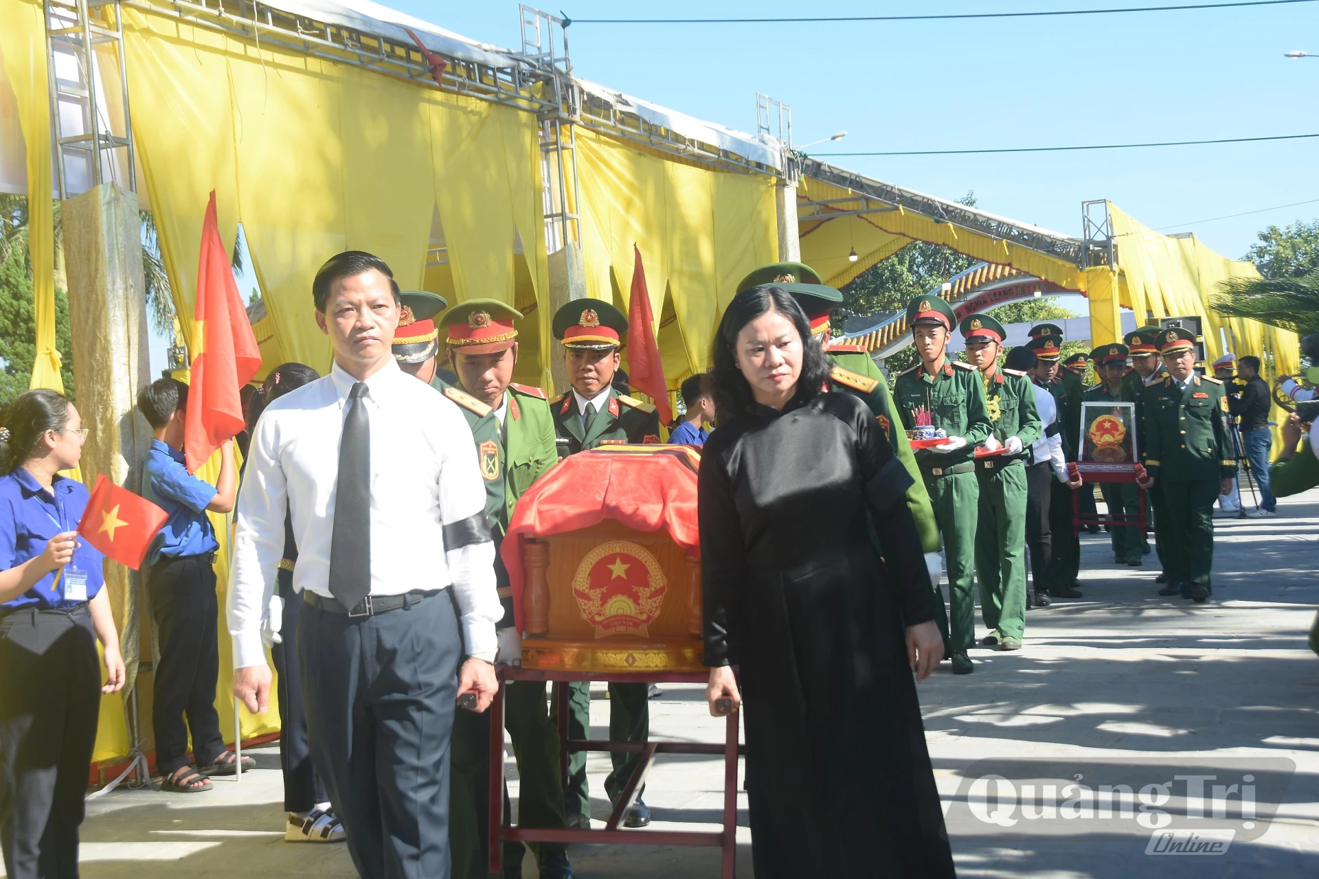 Đồng chí Nguyễn Thị Tuyến, Ủy viên Trung ương Đảng, Phó Bí thư Đảng ủy Chính phủ và đồng chí Vương Quốc Tuấn, Ủy viên Trung ương Đảng, Bí thư Tỉnh ủy Quảng Trị thực hiện nghi thức di chuyển HCLS đến nơi an táng - Ảnh: Đ.V