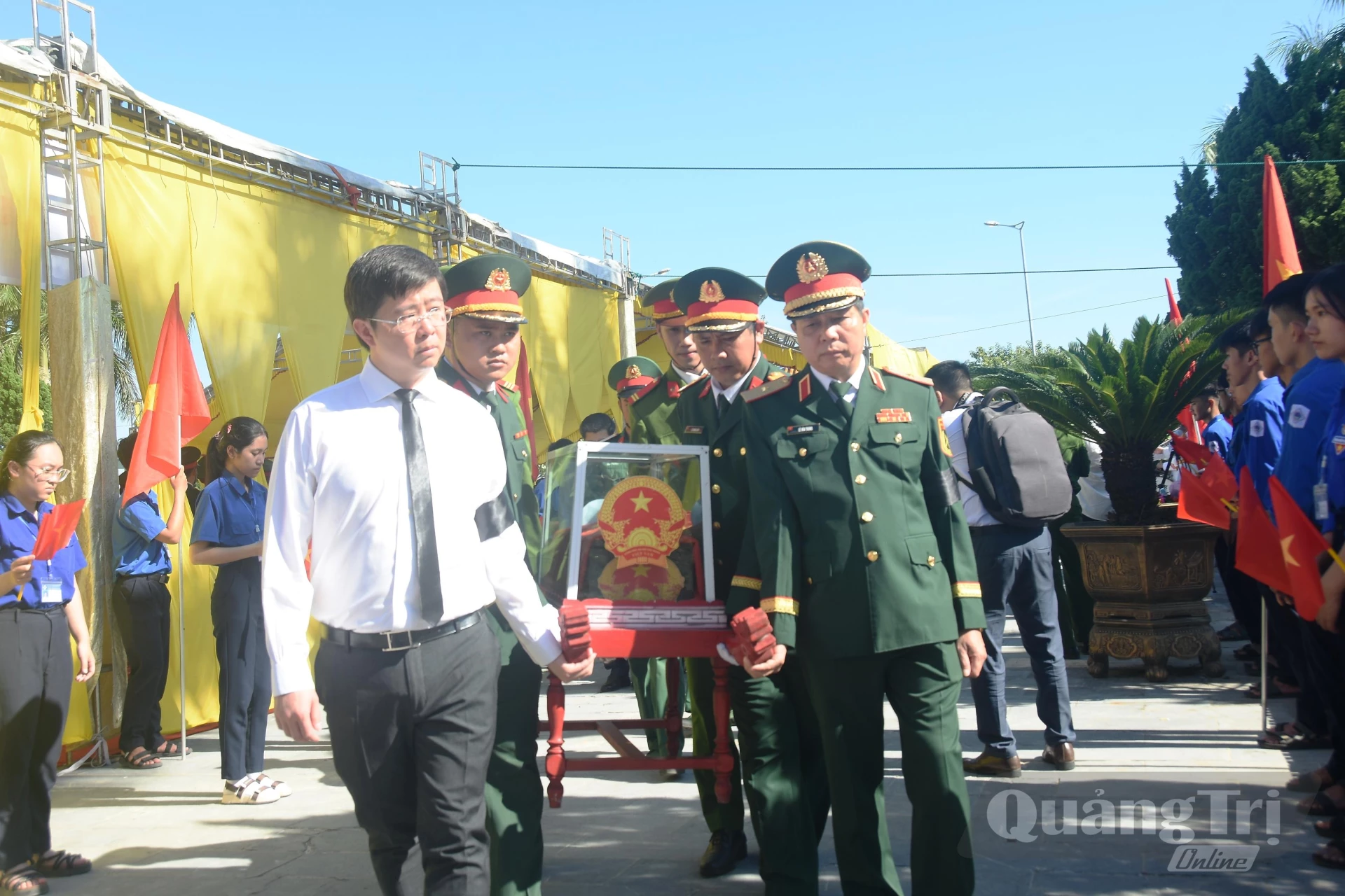 Các đồng chí lãnh đạo tỉnh thực hiện nghi thức di chuyển HCLS đến nơi an táng - Ảnh: Đ.V