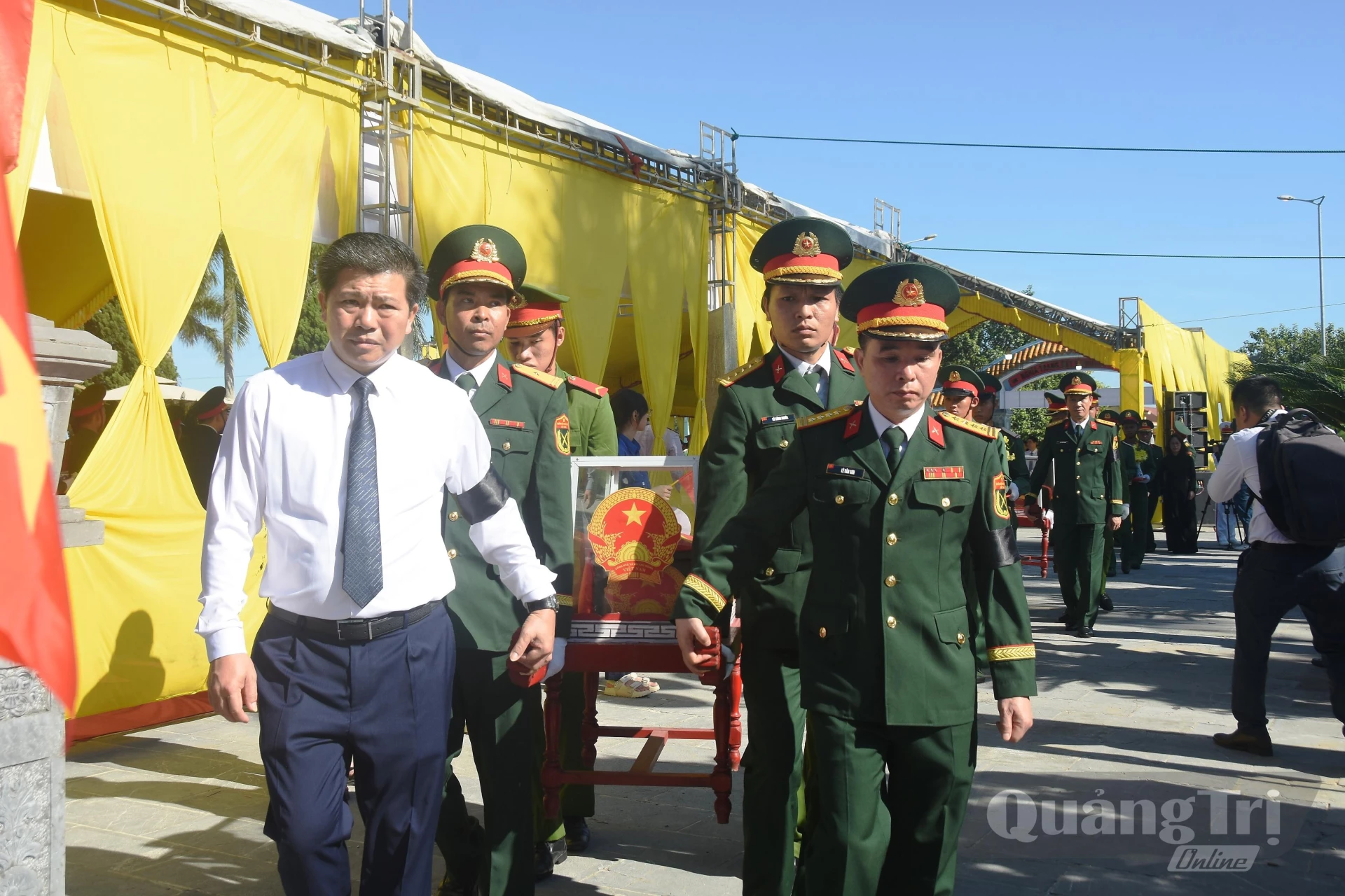Các đồng chí lãnh đạo tỉnh thực hiện nghi thức di chuyển HCLS đến nơi an táng - Ảnh: Đ.V