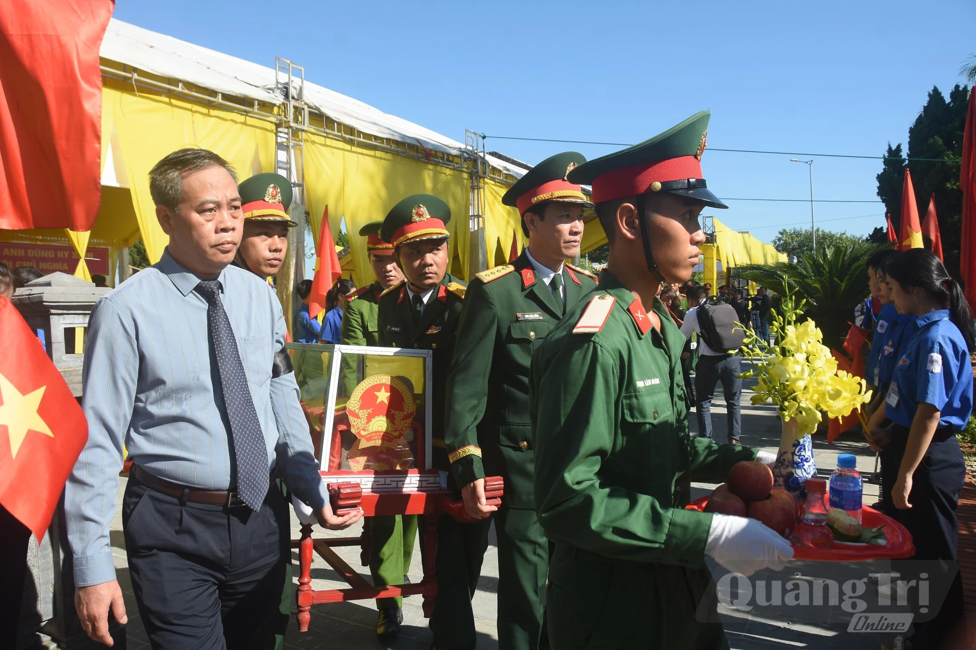 Các đồng chí lãnh đạo tỉnh thực hiện nghi thức di chuyển HCLS đến nơi an táng - Ảnh: Đ.V