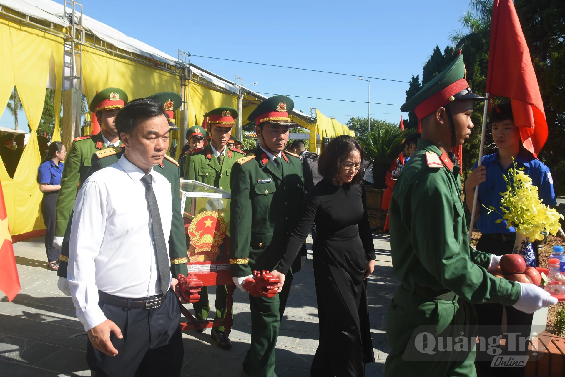 Các đồng chí lãnh đạo tỉnh thực hiện nghi thức di chuyển HCLS đến nơi an táng - Ảnh: Đ.V