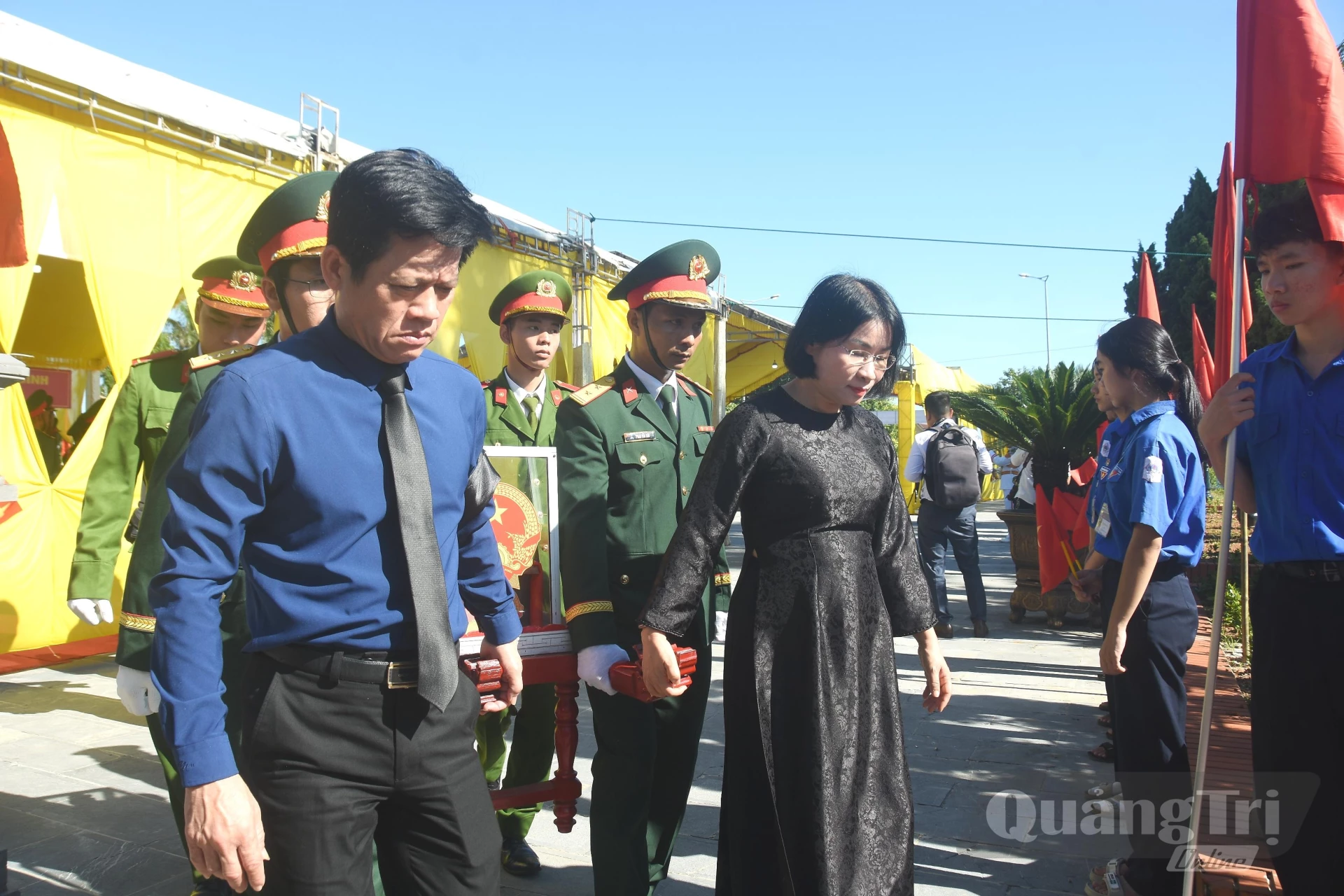 Các đồng chí lãnh đạo tỉnh thực hiện nghi thức di chuyển HCLS đến nơi an táng - Ảnh: Đ.V