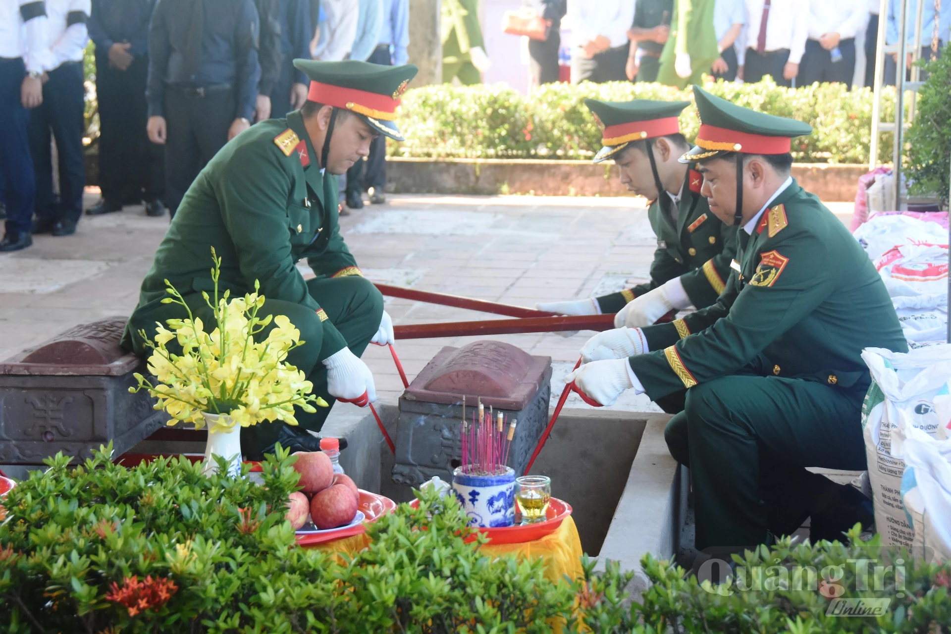 Cán bộ, chiến sĩ chuẩn bị thực hiện nghi thức an táng hài cốt liệt sĩ - Ảnh: Đ.V