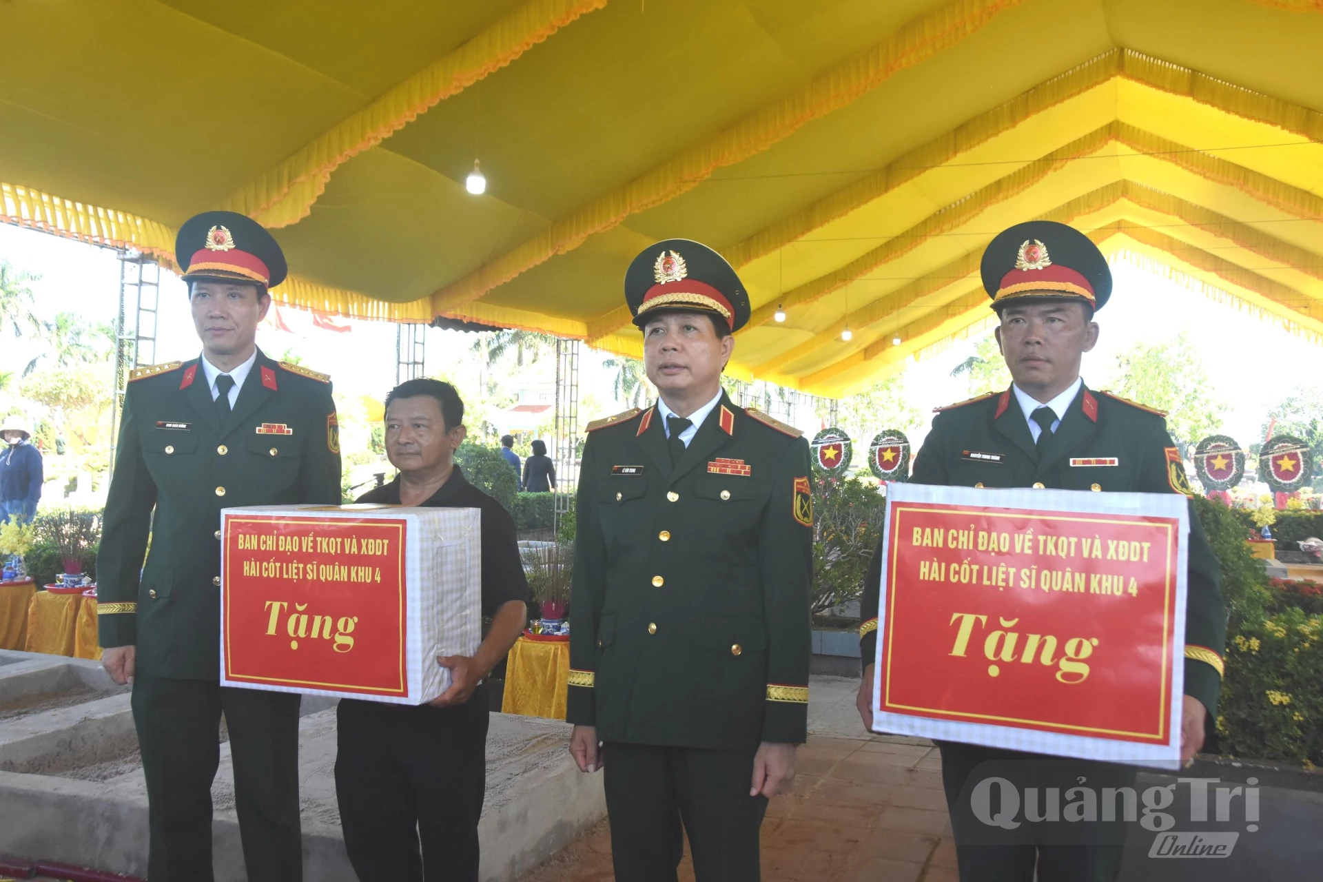 Đại diện Quân khu 4 tặng quà động viên Đội Quy tập hài cốt liệt sĩ số 2 và bộ phận quản lý, chăm sóc Nghĩa trang liệt sĩ Quảng Trị - Ảnh: Đ.V