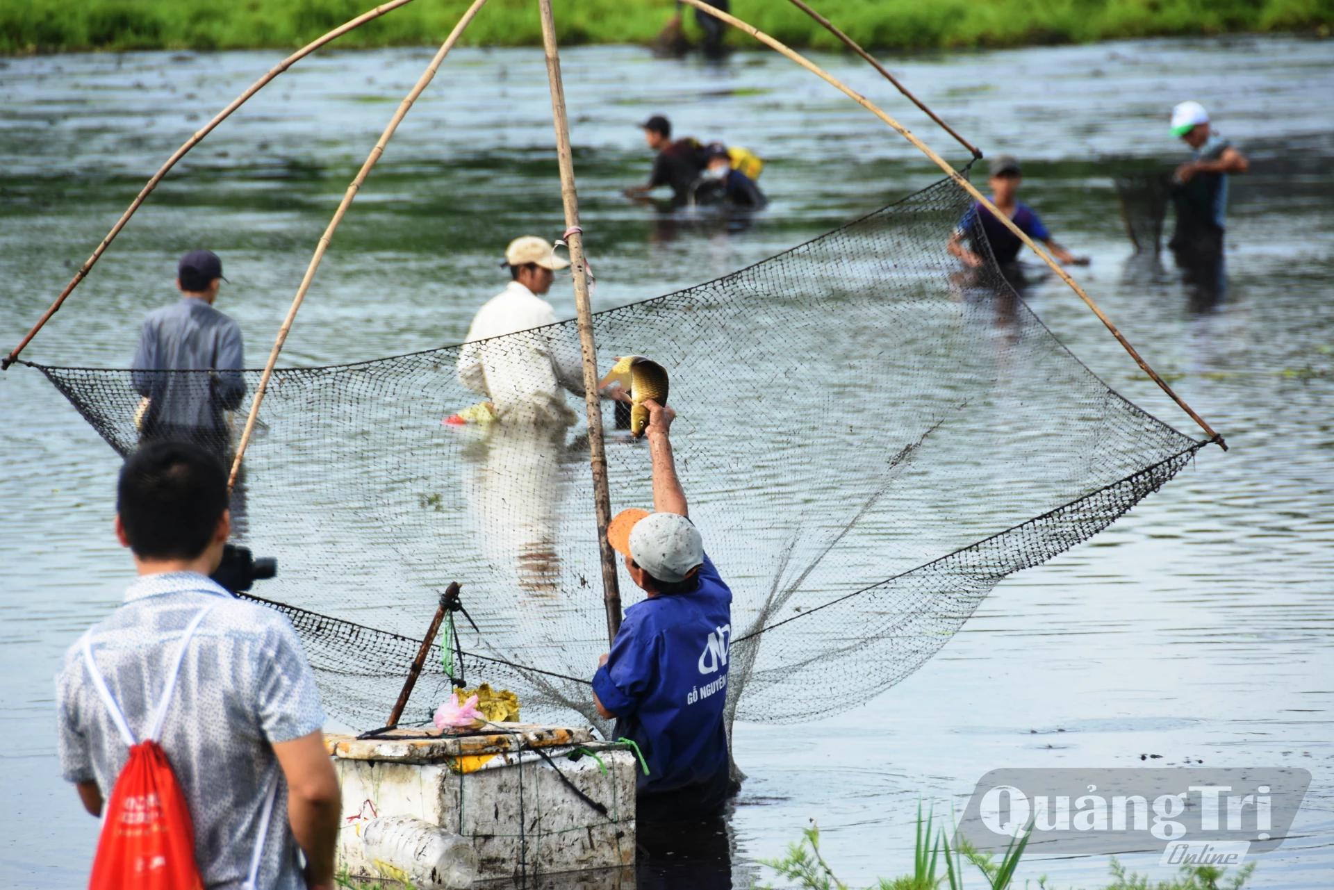 Khoe “chiến lợi phẩm” là những con cá vừa bắt được - Ảnh: Đ.V