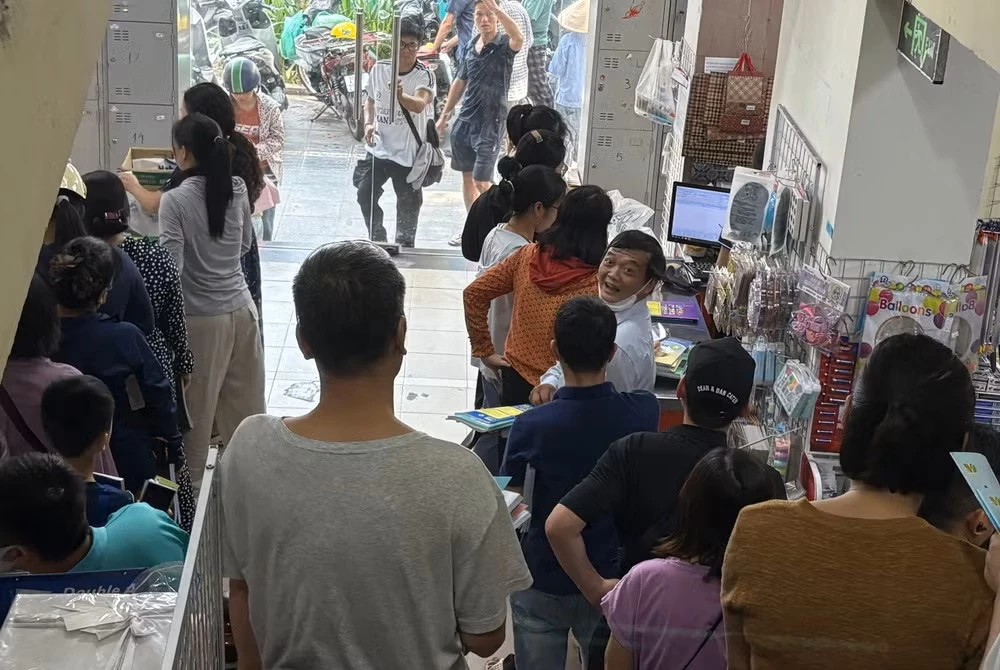 Phụ huynh xếp hàng chờ đến lượt thanh toán tại nhà sách Habook (Hà Nội) sáng 8/9. (Ảnh: PV/Vietnam+)