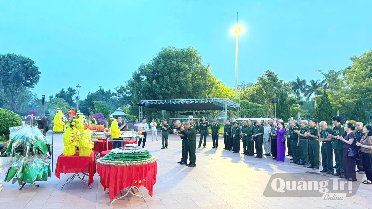 Các đại biểu thành kính tổ chức lễ giỗ chung cho các anh hùng liệt sĩ-Ảnh: N.H