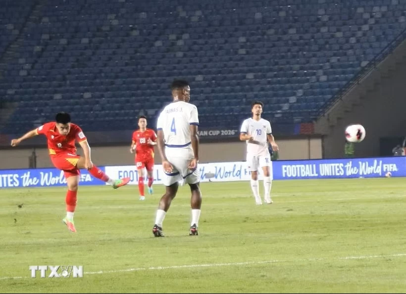 Tuyển Việt Nam (áo đỏ) sẽ có trận quyết đấu Thái Lan ở lượt trận thứ 2 bảng B FIFA ASEAN Cup 2026. (Ảnh: Lê Minh Hưởng/TTXVN)