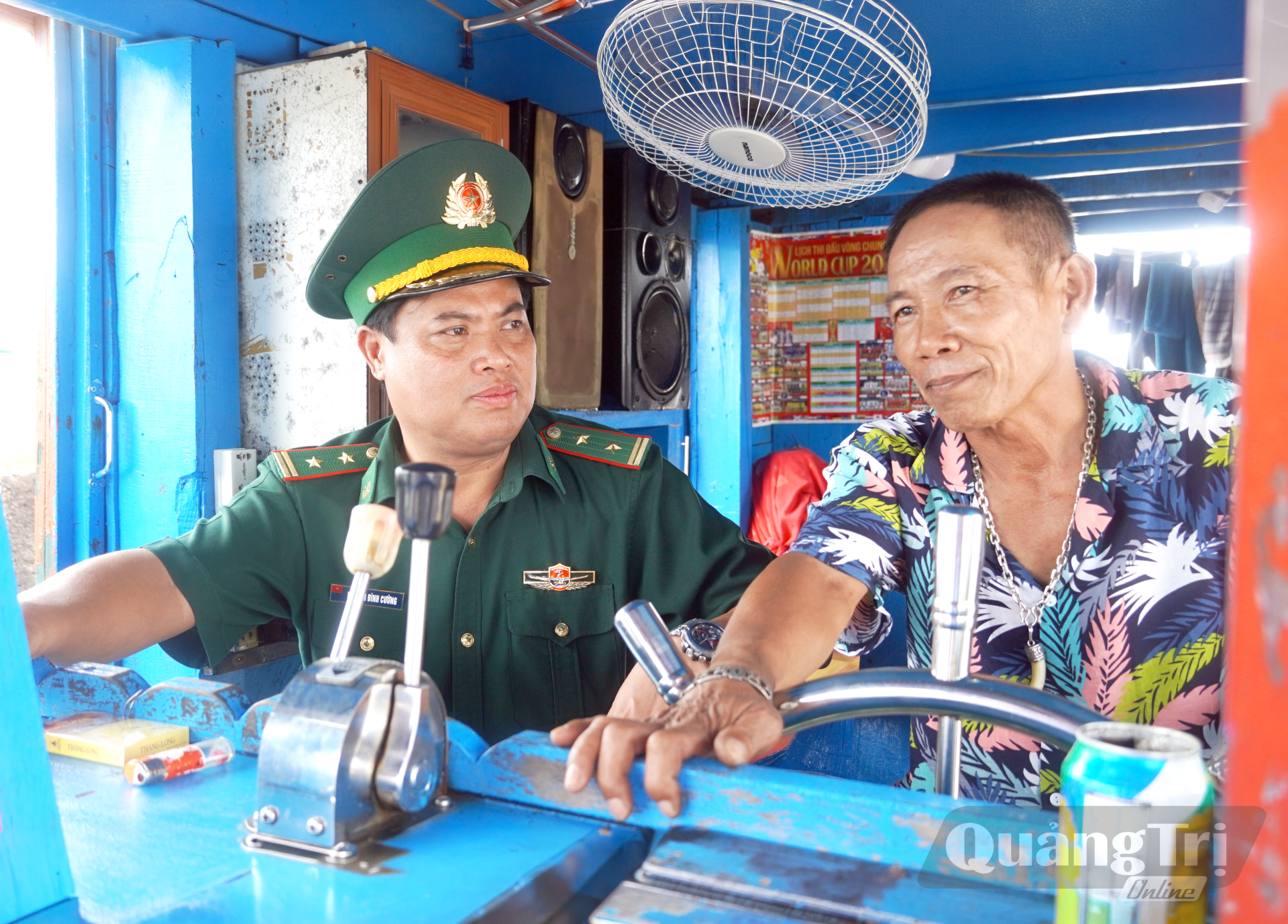 Cán bộ Đồn Biên phòng Cửa khẩu Cảng Gianh luôn đồng hành, hỗ trợ ngư dân vươn khơi an toàn, đúng quy định - Ảnh: N.M