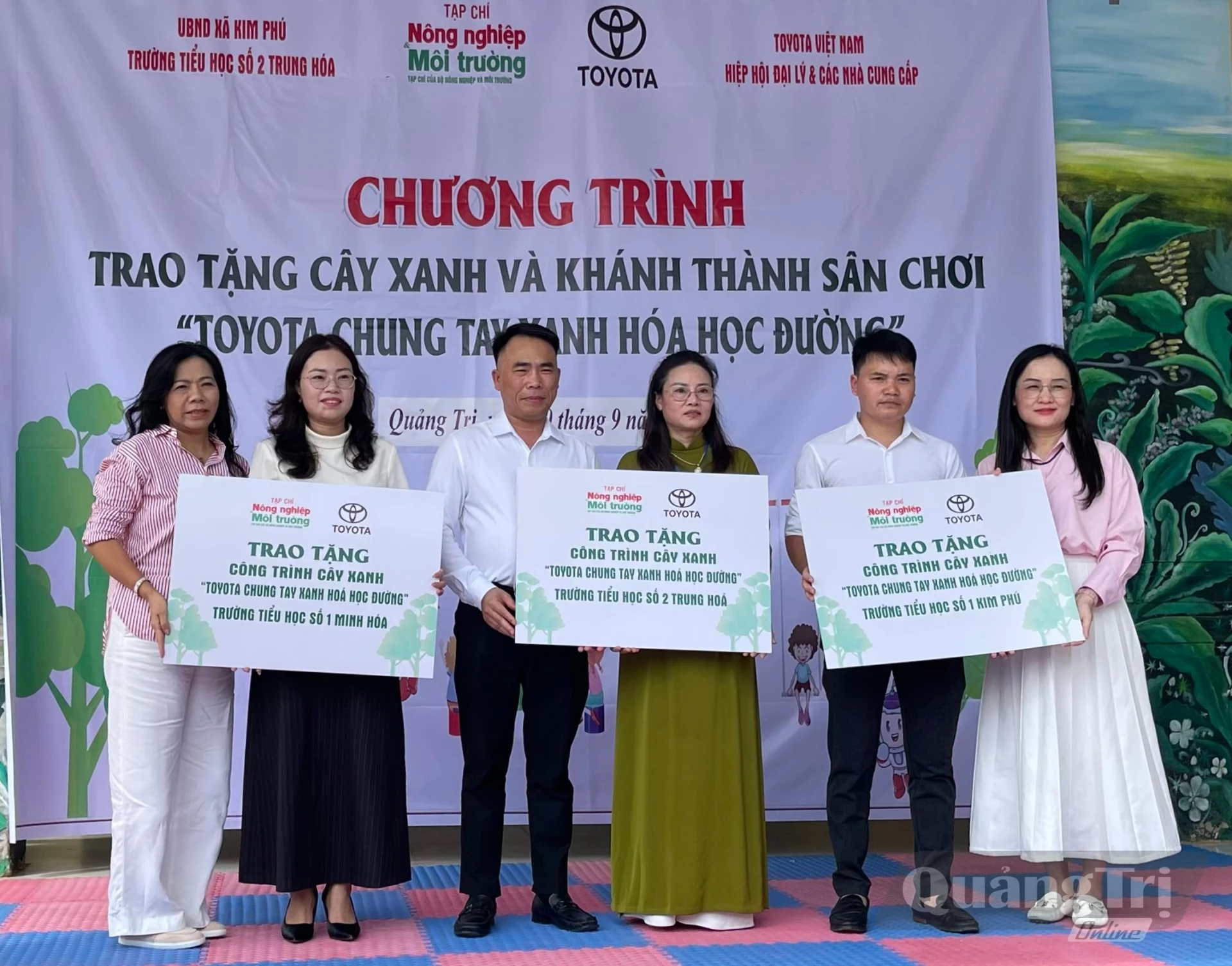 Trao biển tượng trưng công trình cây xanh cho Trường Tiểu học số 1 Minh Hóa, Trường Tiểu học số 2 Trung Hóa và Trường Tiểu học số 1 Kim Phú.


