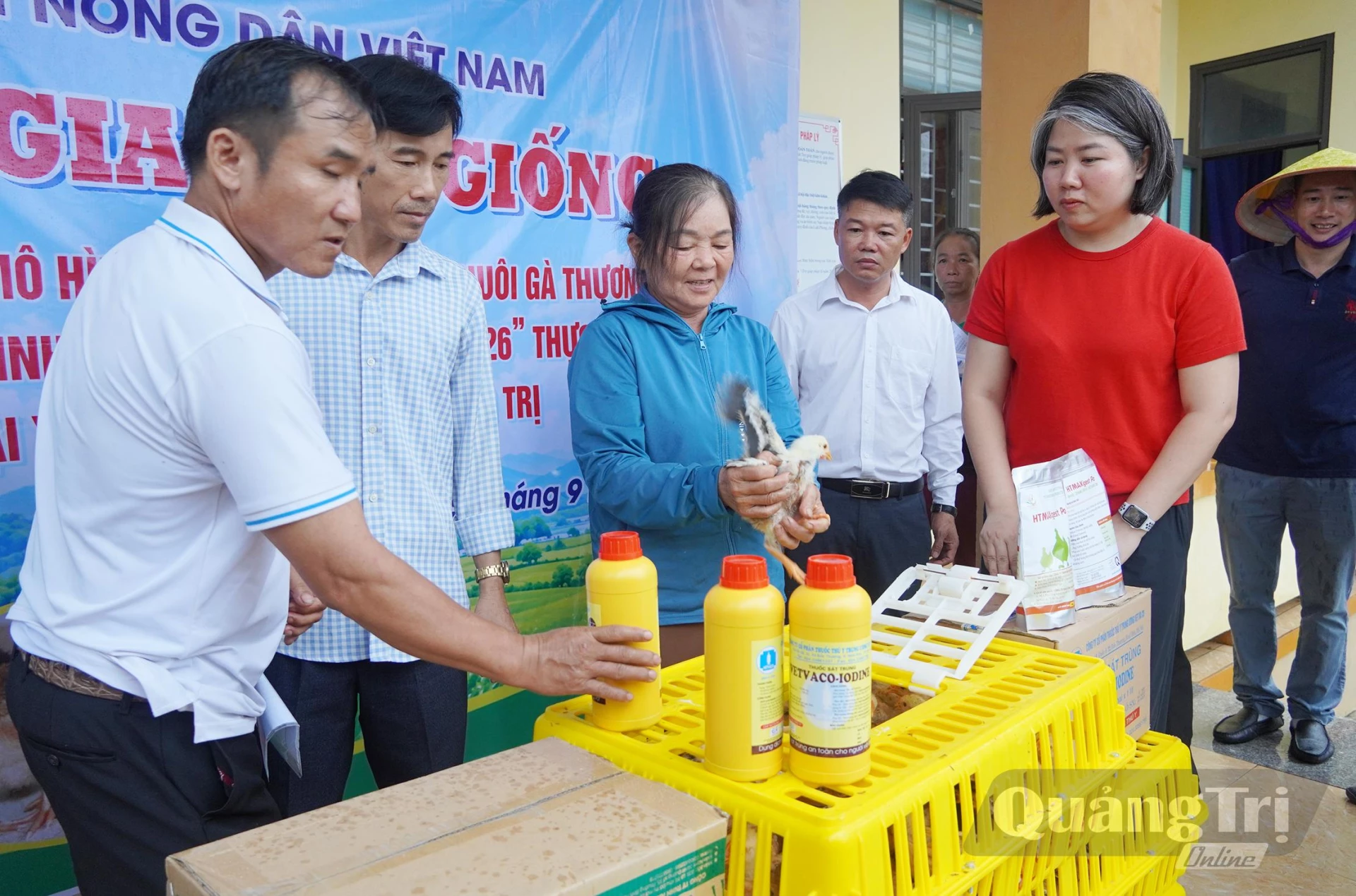 Các hộ dân kiểm tra gà giống được hỗ trợ - Ảnh: L.M