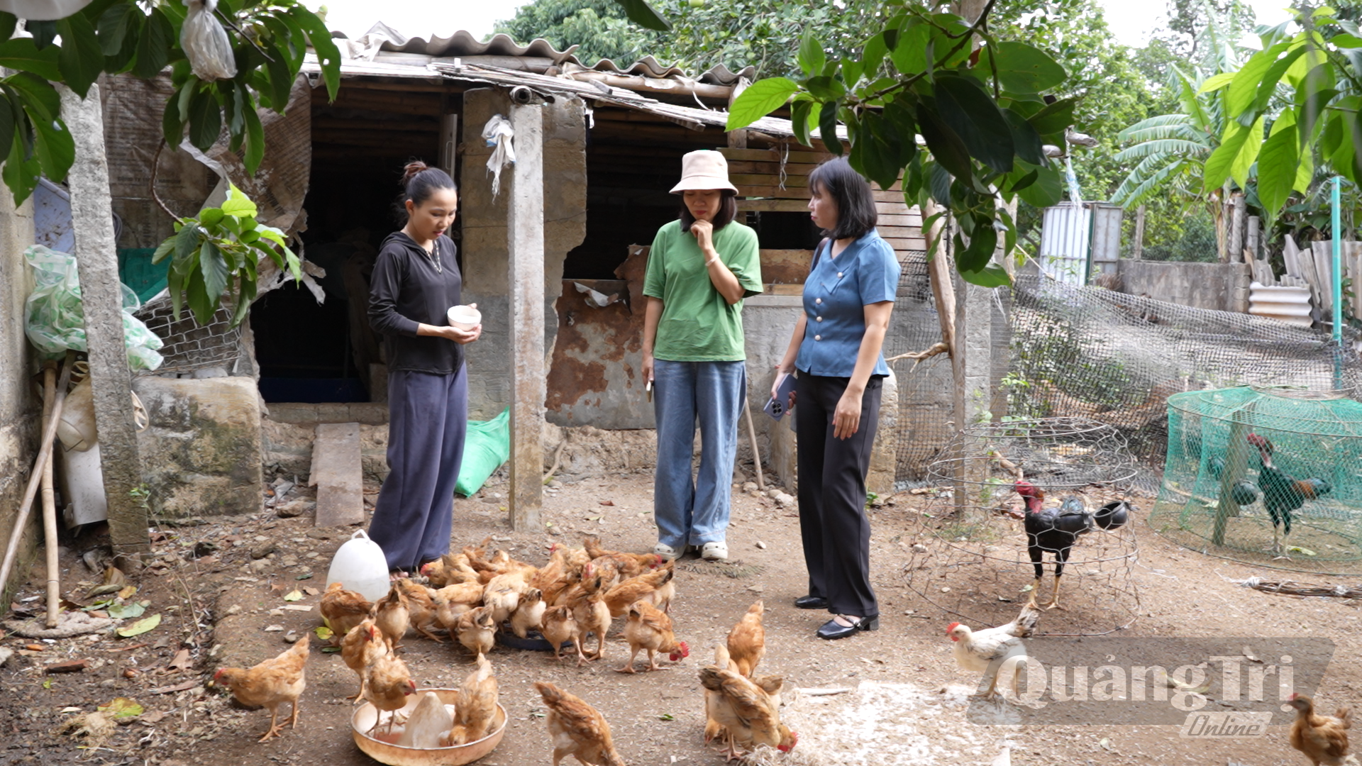 Hội Nông dân xã Gio Linh thăm mô hình nuôi gà của chị Hồ Thị Khuyên - Ảnh: N.D