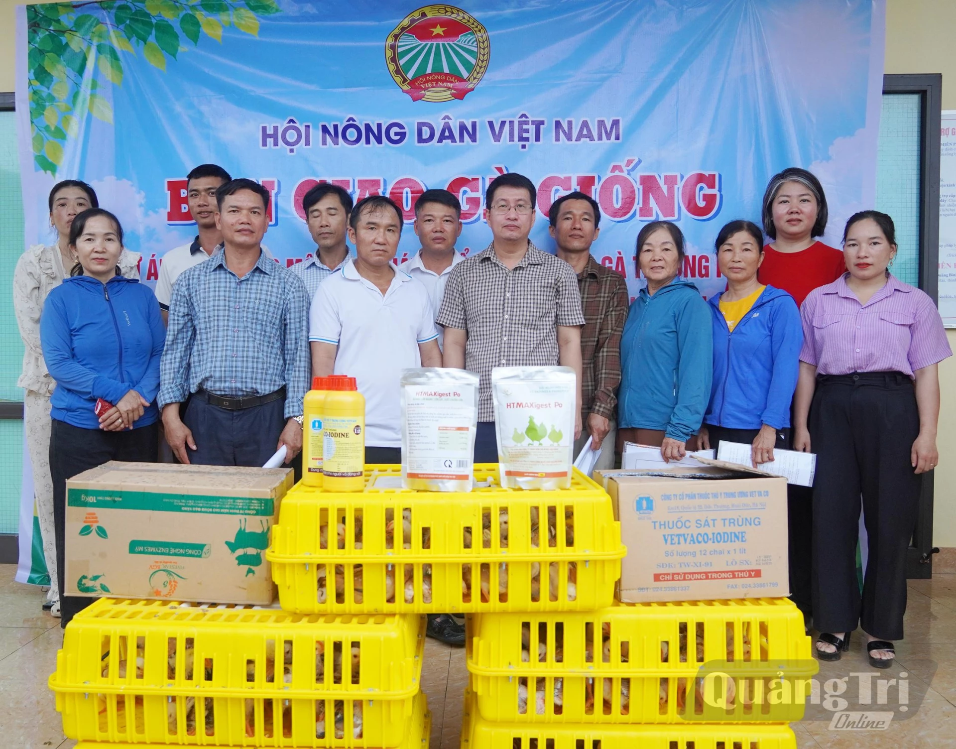 Đại diện Ban Quản lý Dự án Trung ương Hội Nông dân Việt Nam, Hội Nông dân tỉnh và Hội Nông dân xã Nam Trạch trao hỗ trợ con giống, vật tư chăn nuôi gà cho các hộ dân - Ảnh: L.M