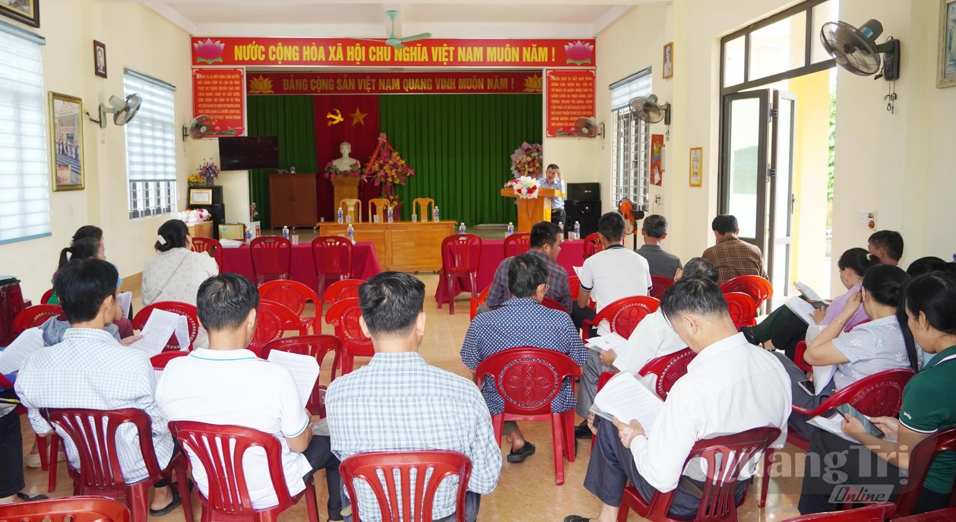 Tập huấn kỹ thuật chăn nuôi gà thương phẩm cho các hộ tham gia mô hình tại xã Nam Trạch - Ảnh: L.M
