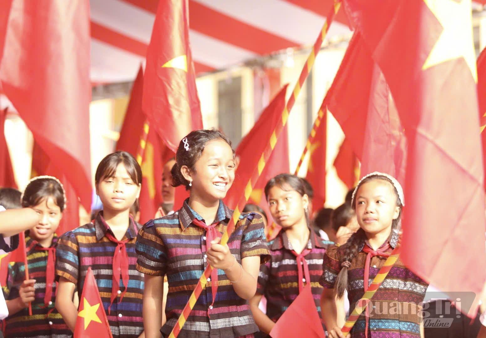 Học sinh Trường phổ thông nội trú tiểu học và trung học cơ sở Đakrông trong ngày khai giảng năm học mới - Ảnh: K.S