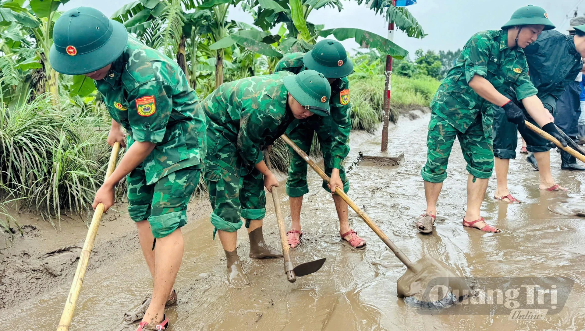 Cán bộ, chiến sĩ Đồn Biên phòng Thanh, Ban Chỉ huy Bộ đội Biên phòng tỉnh hỗ trợ Nhân dân khắc phục đường giao thông sau thiên tai - Ảnh: N.M