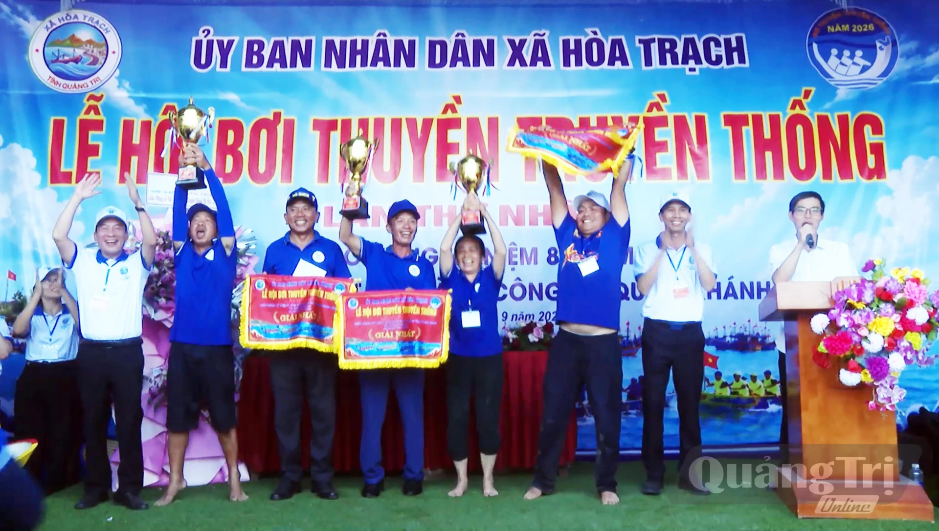 Ban Tổ chức trao giải nhất cho đội liên quân các thôn Tân Cảnh, Phúc Kiều và Tiền Tiến - Ảnh: Thế Lực